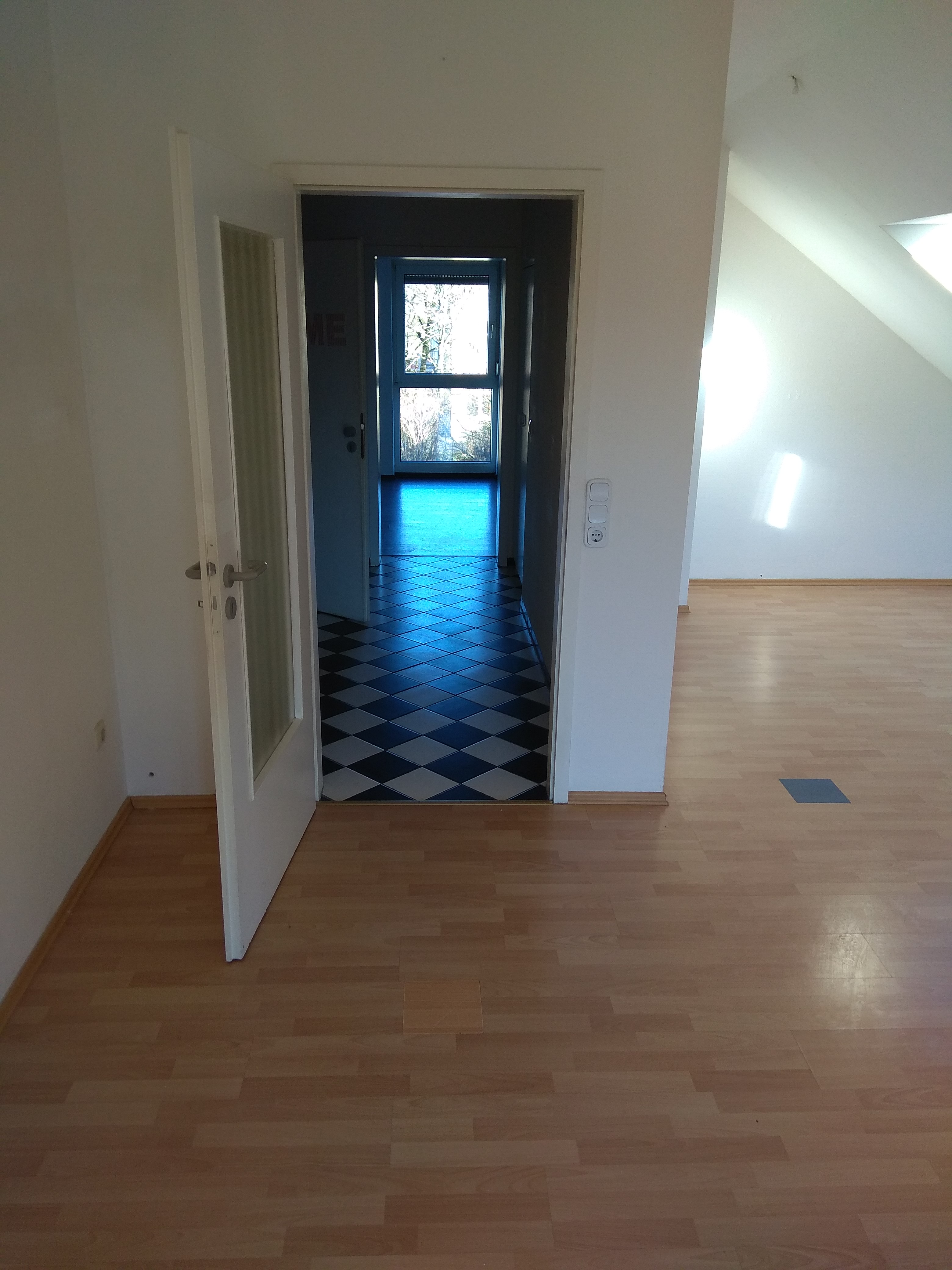 sonnendurchflutete 2-Zimmer Wohnung im Dachgeschoss
