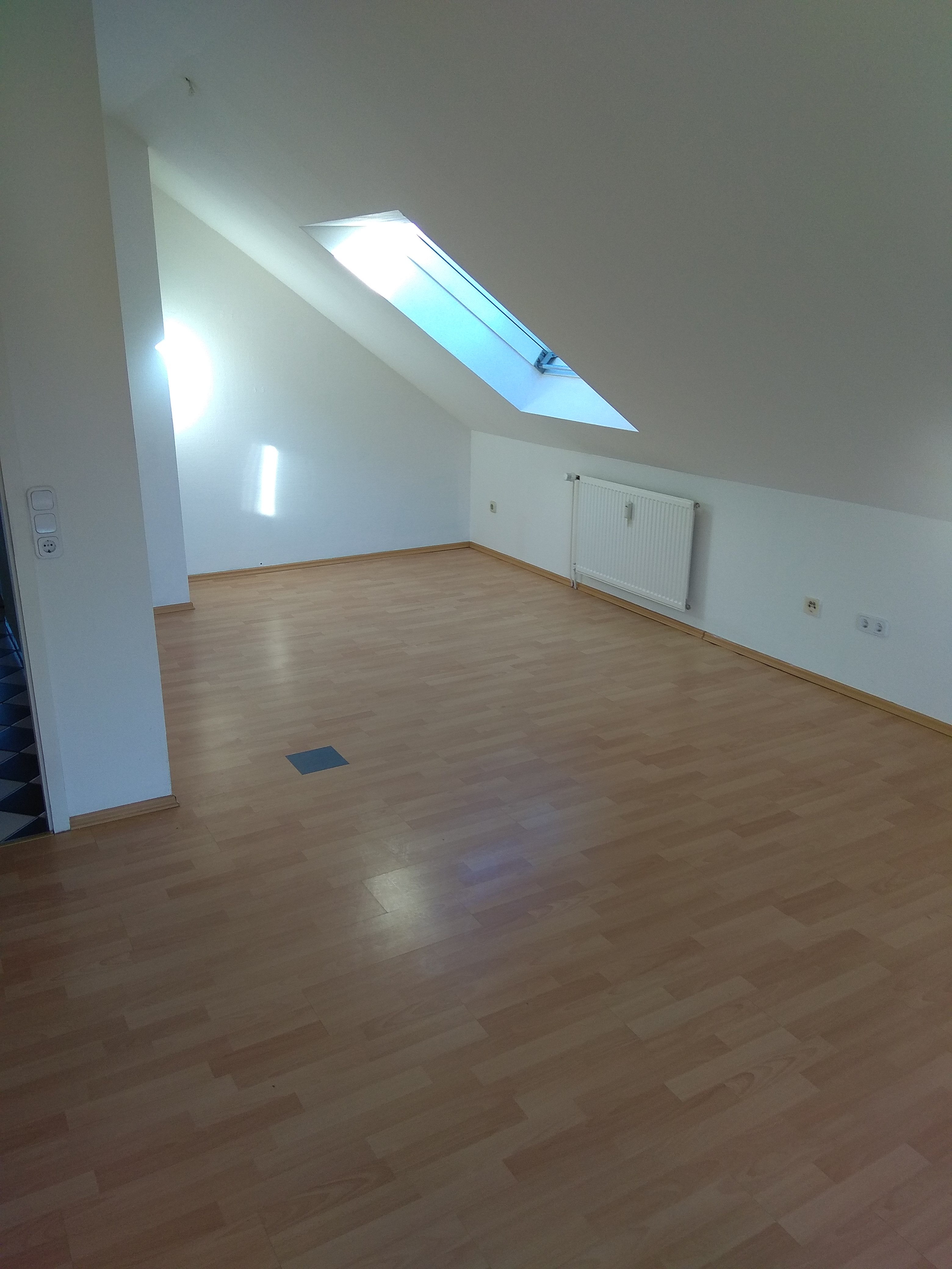 sonnendurchflutete 2-Zimmer Wohnung im Dachgeschoss