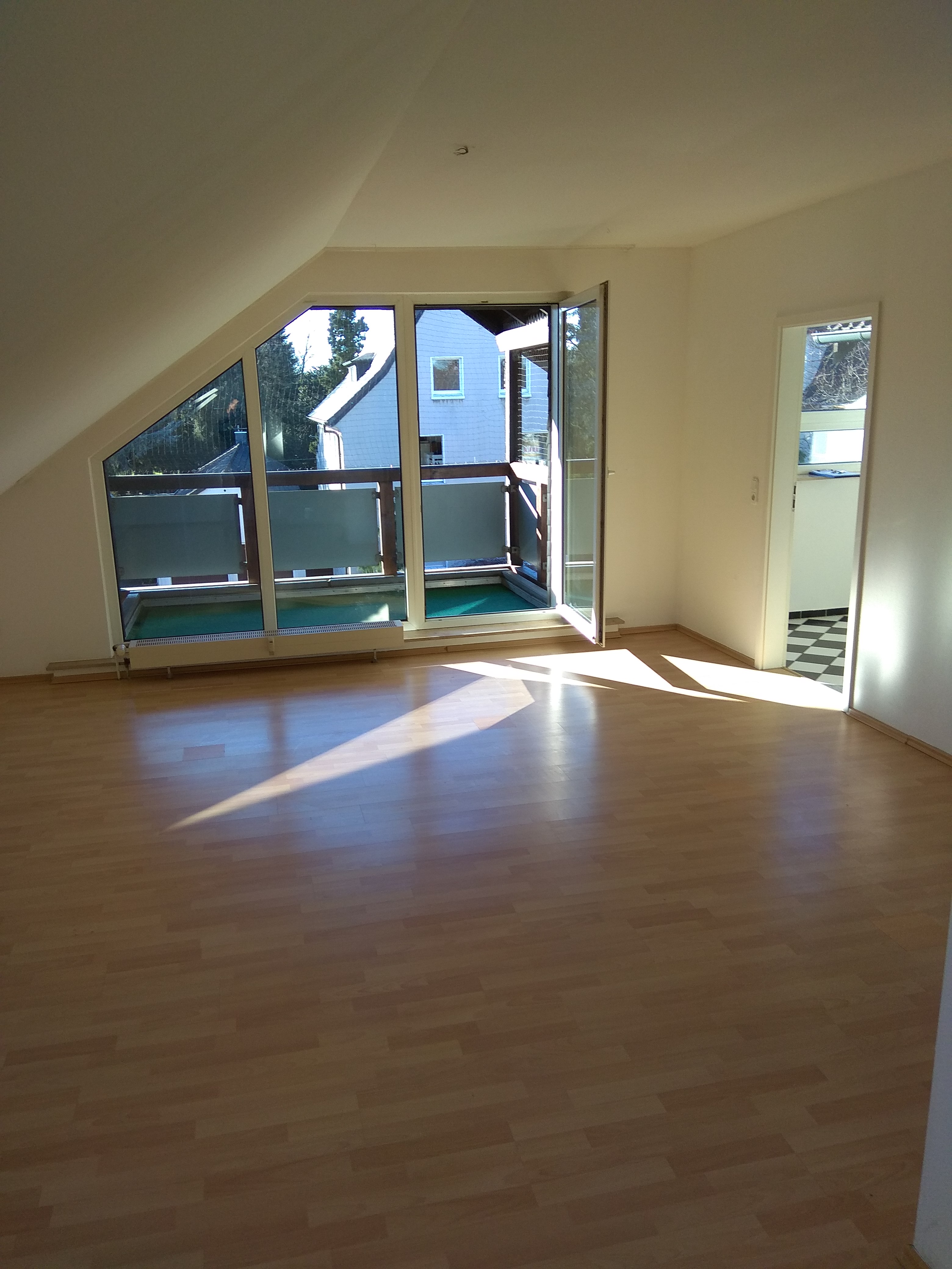 sonnendurchflutete 2-Zimmer Wohnung im Dachgeschoss
