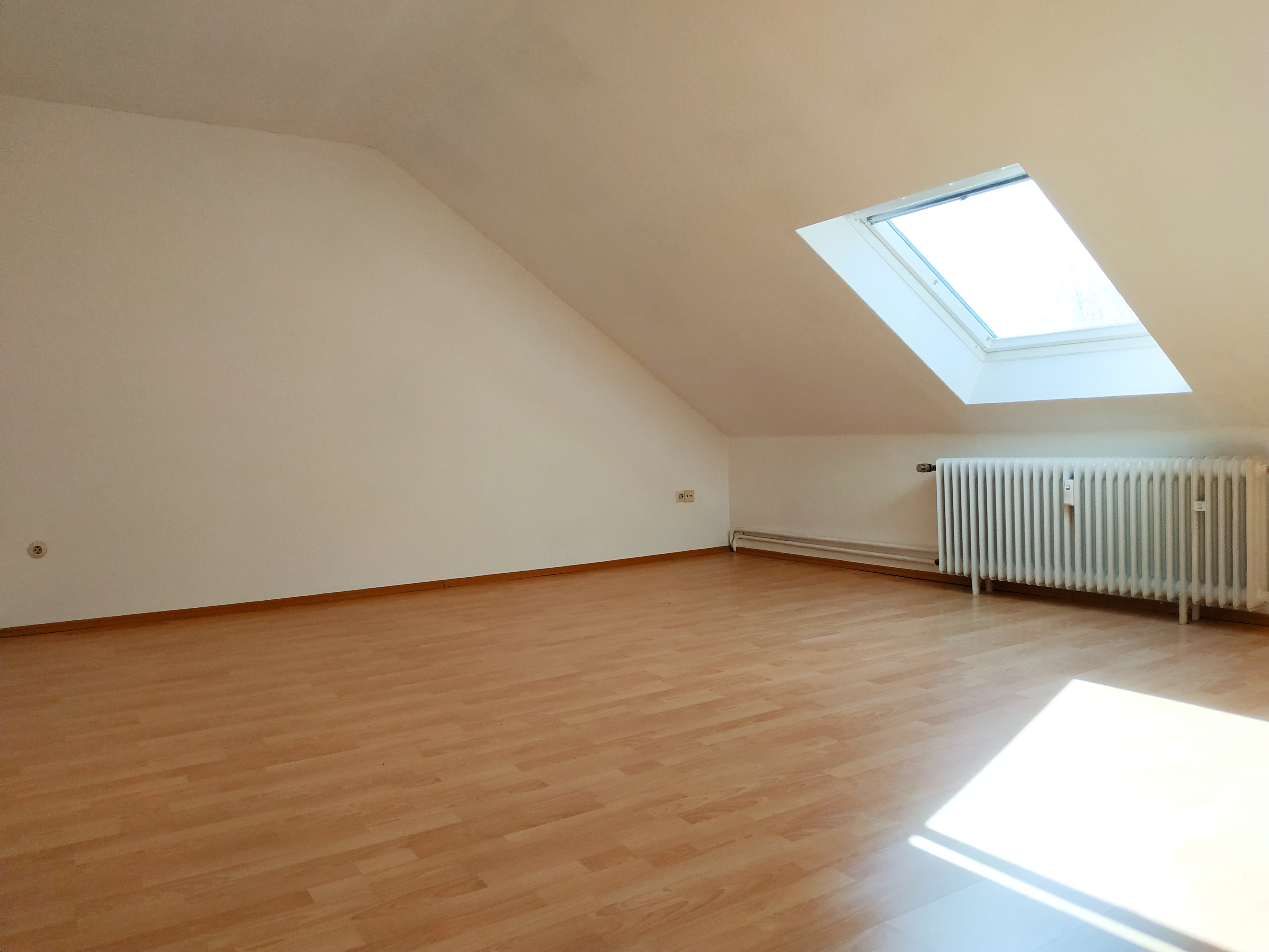 3 Zimmer im DG in ruhigem und grünem Wohnumfeld
