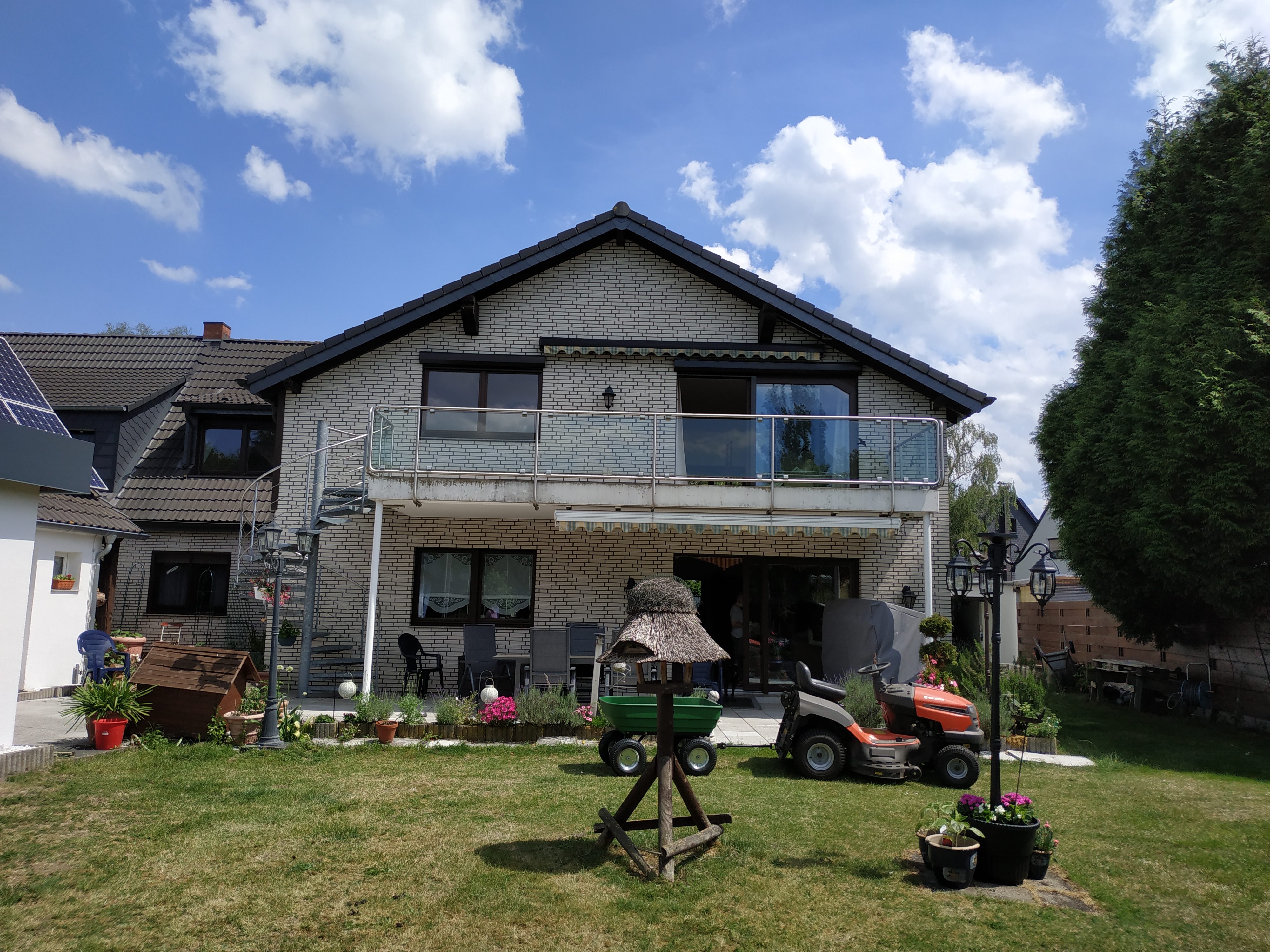 Leben im 2 Familienhaus mit traumhaftem Balkon!