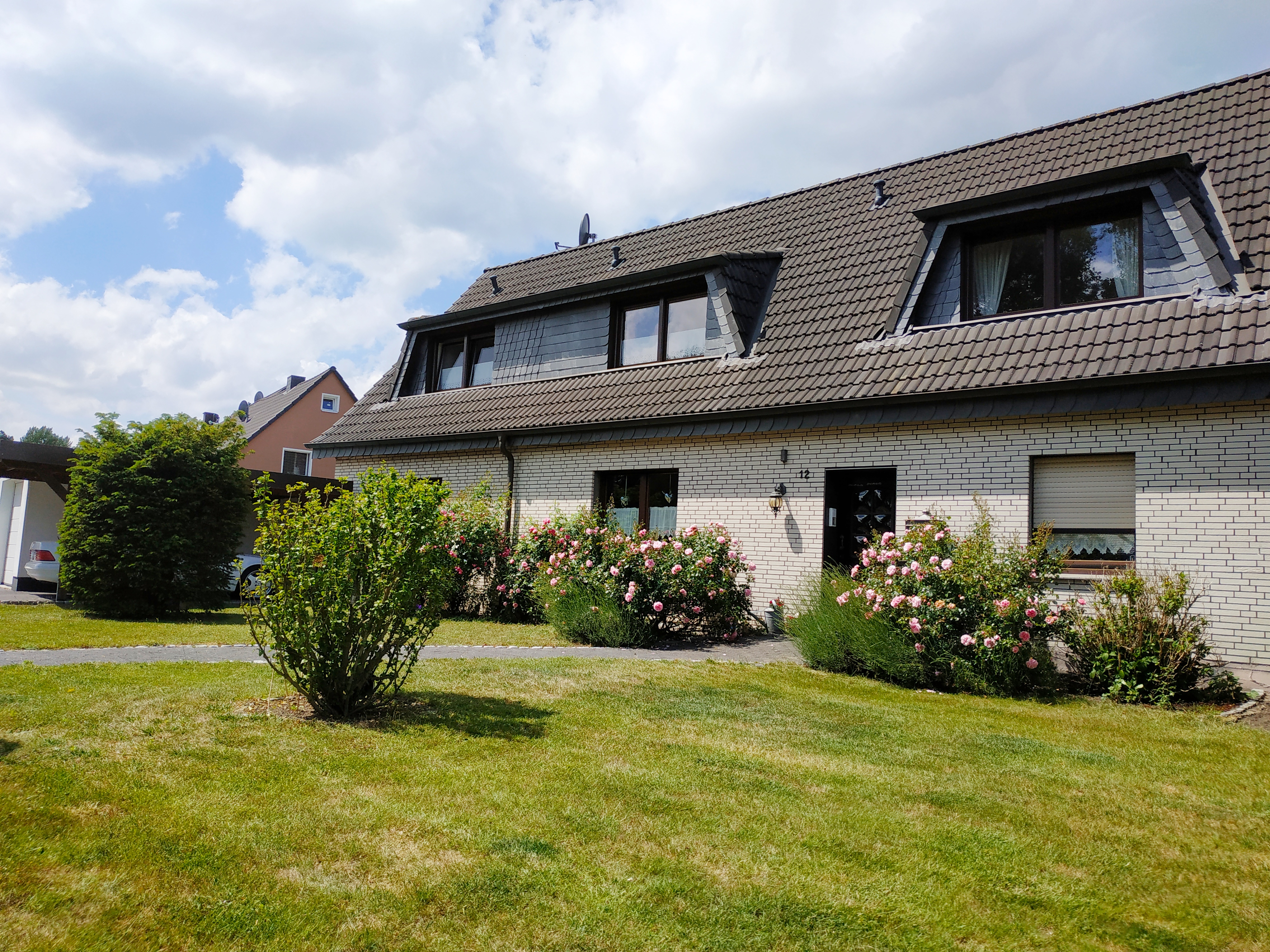 Leben im 2 Familienhaus mit traumhaftem Balkon!