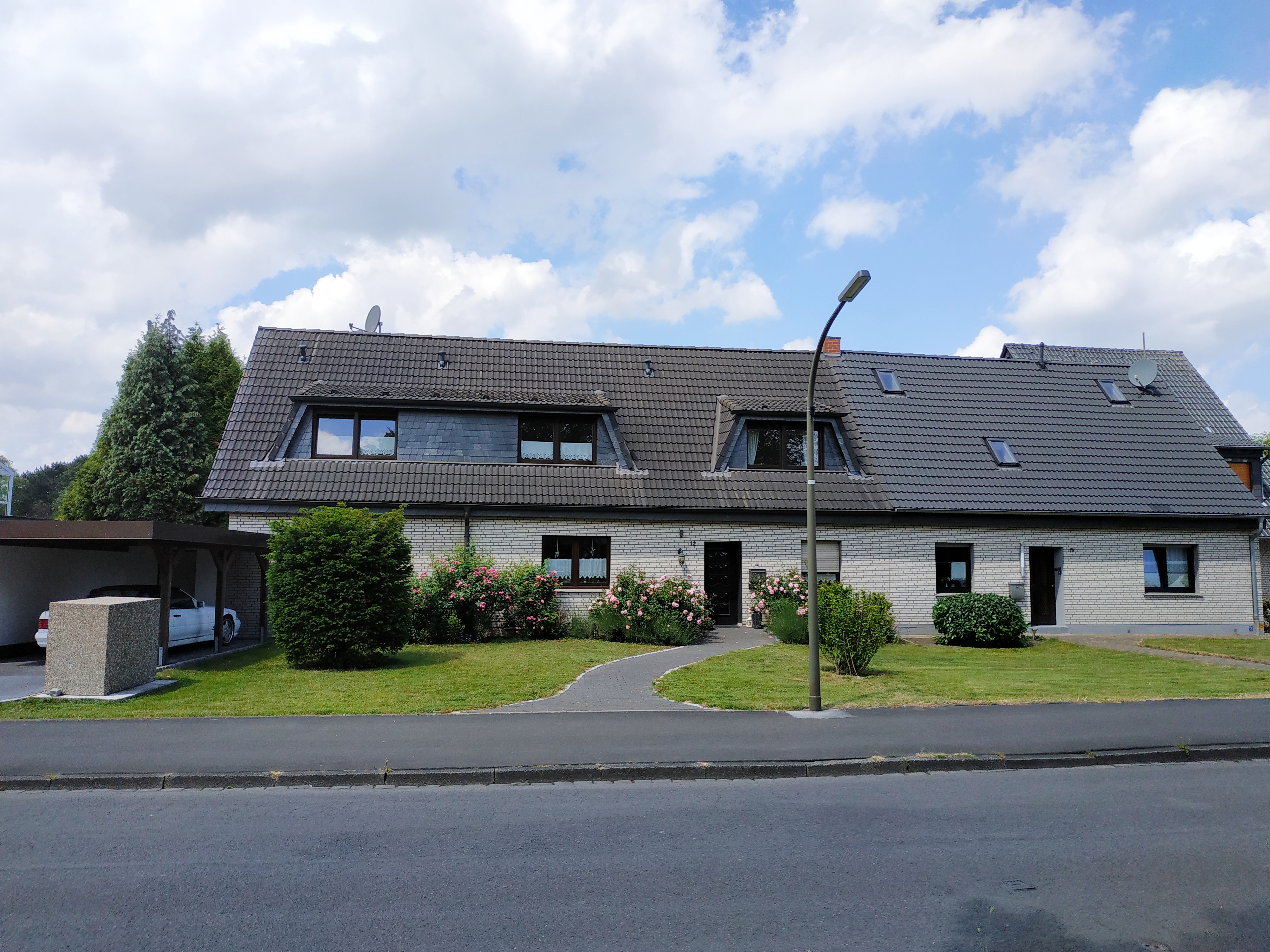 Leben im 2 Familienhaus mit traumhaftem Balkon!