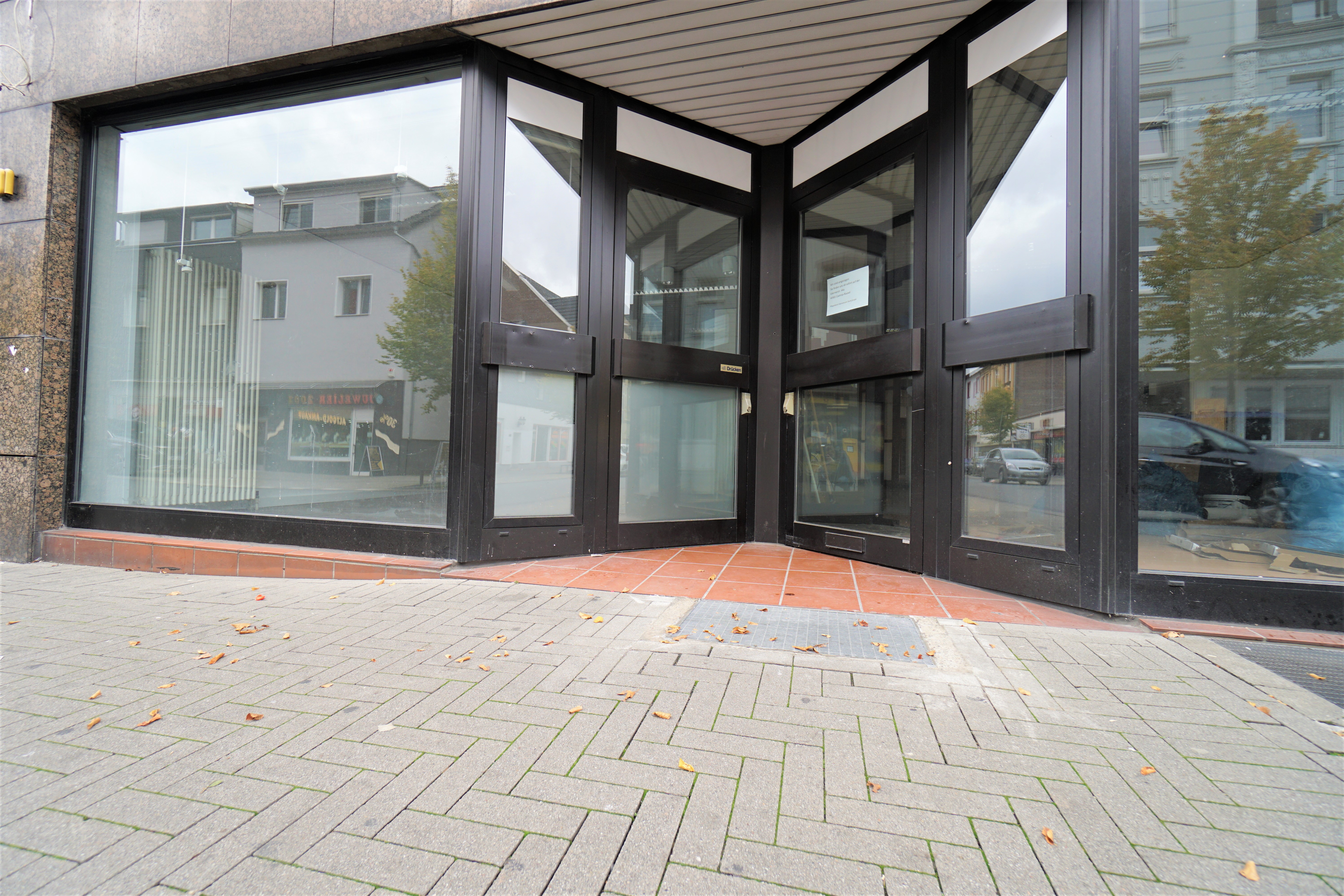 Renoviertes Ladenlokal direkt auf der Einkaufsstraße!