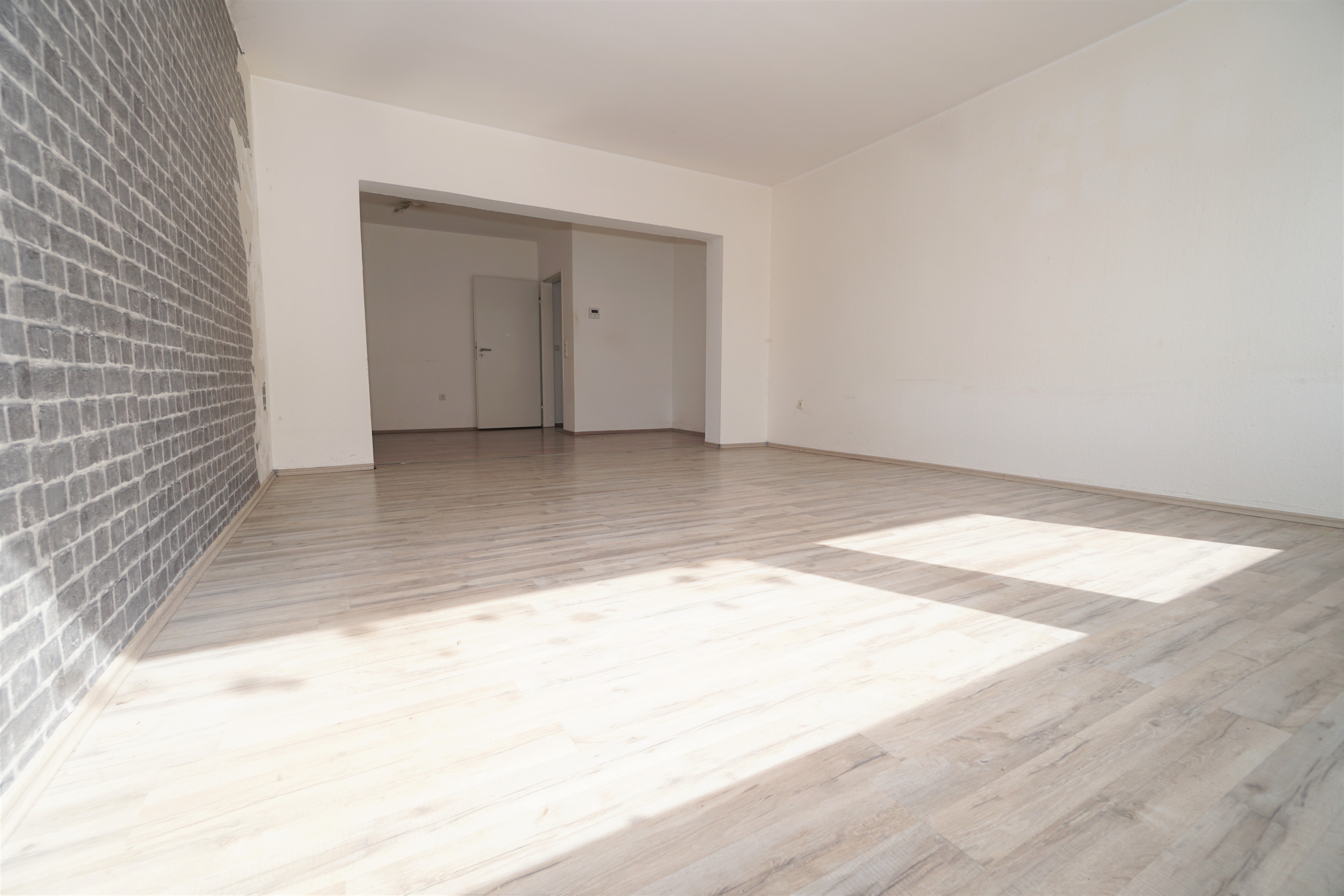 2 Zimmerwohnung mit riesigem Wohnzimmer auf der Lange Straße!