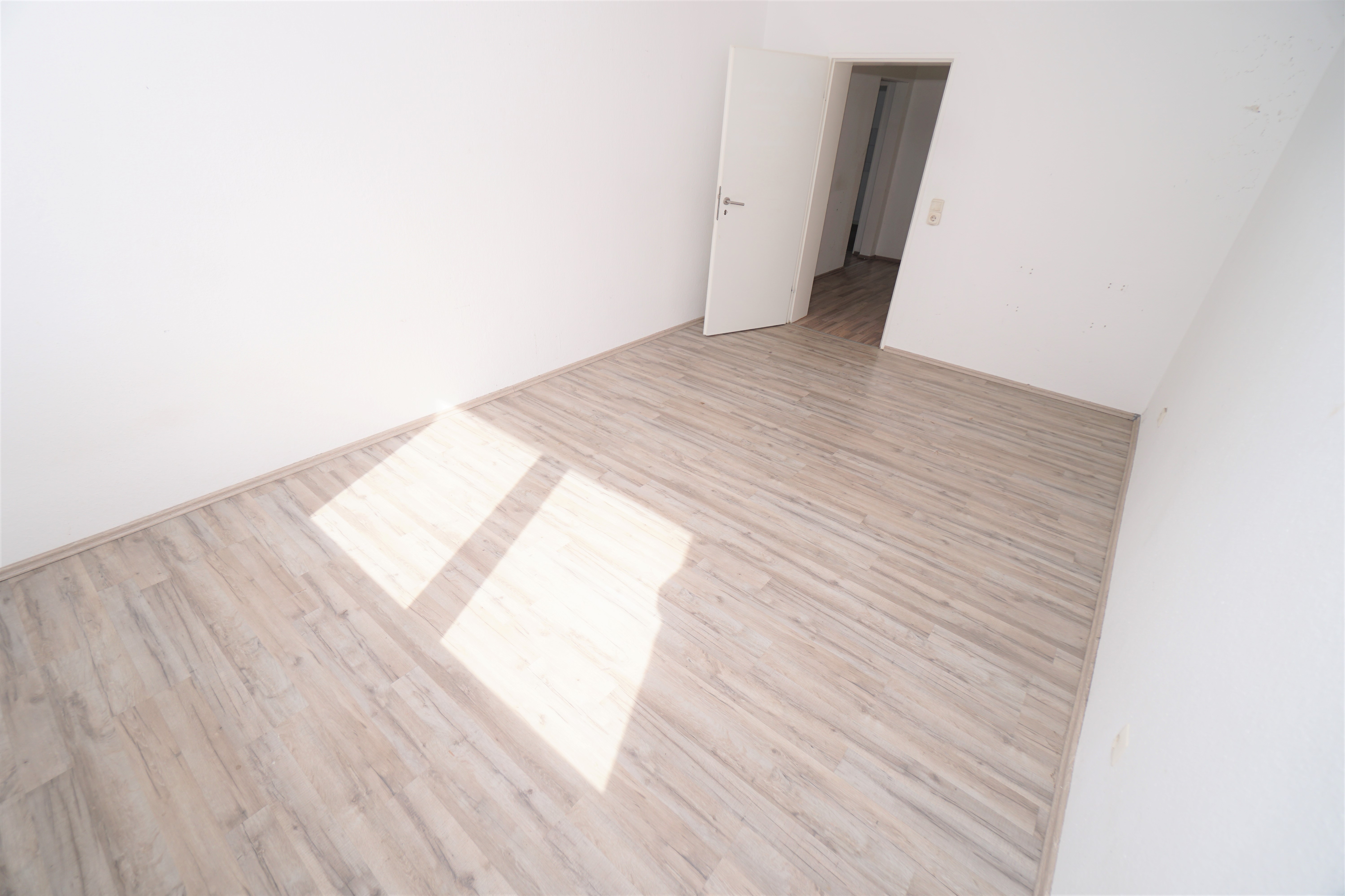 2 Zimmerwohnung mit riesigem Wohnzimmer auf der Lange Straße!
