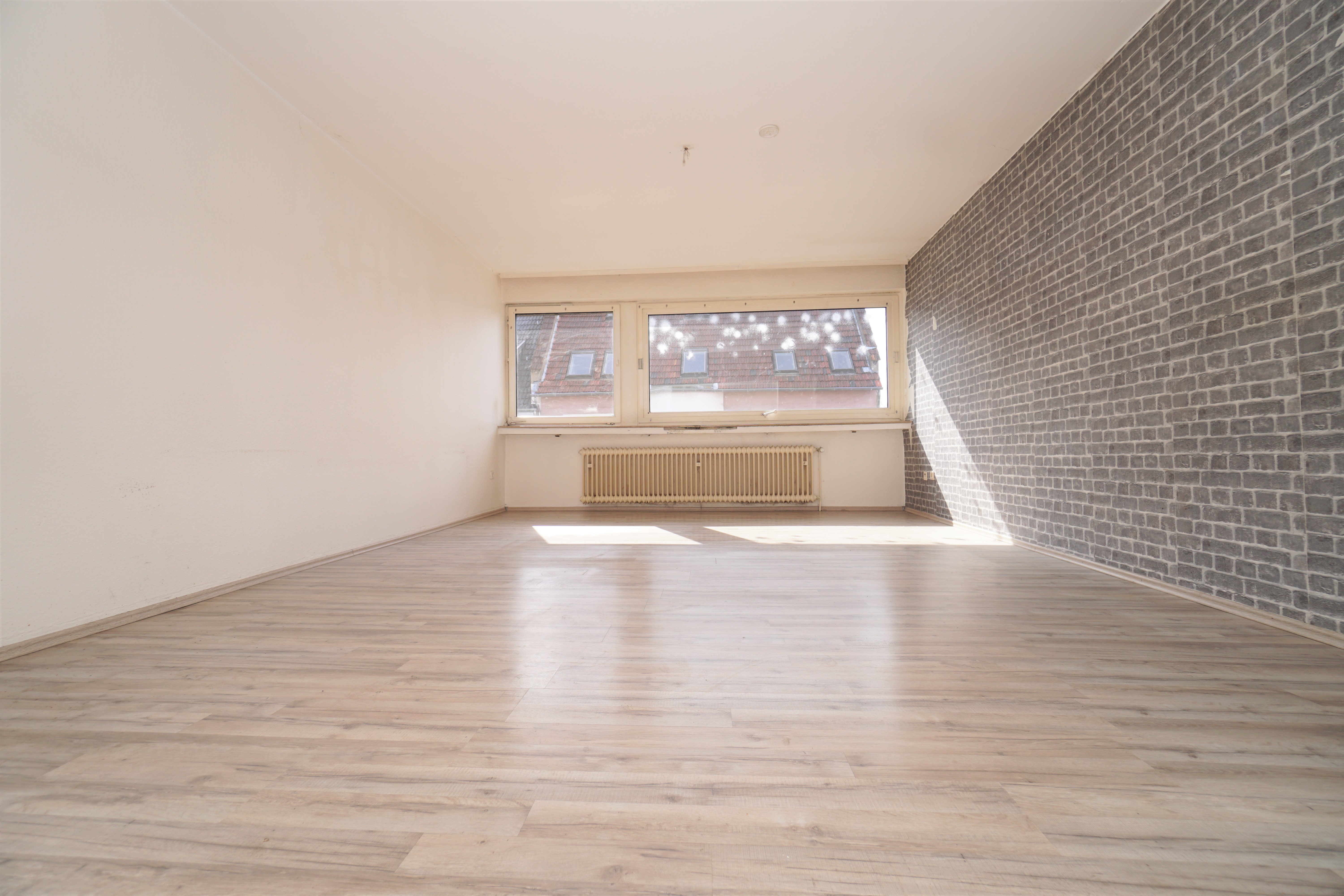 2 Zimmerwohnung mit riesigem Wohnzimmer auf der Lange Straße!