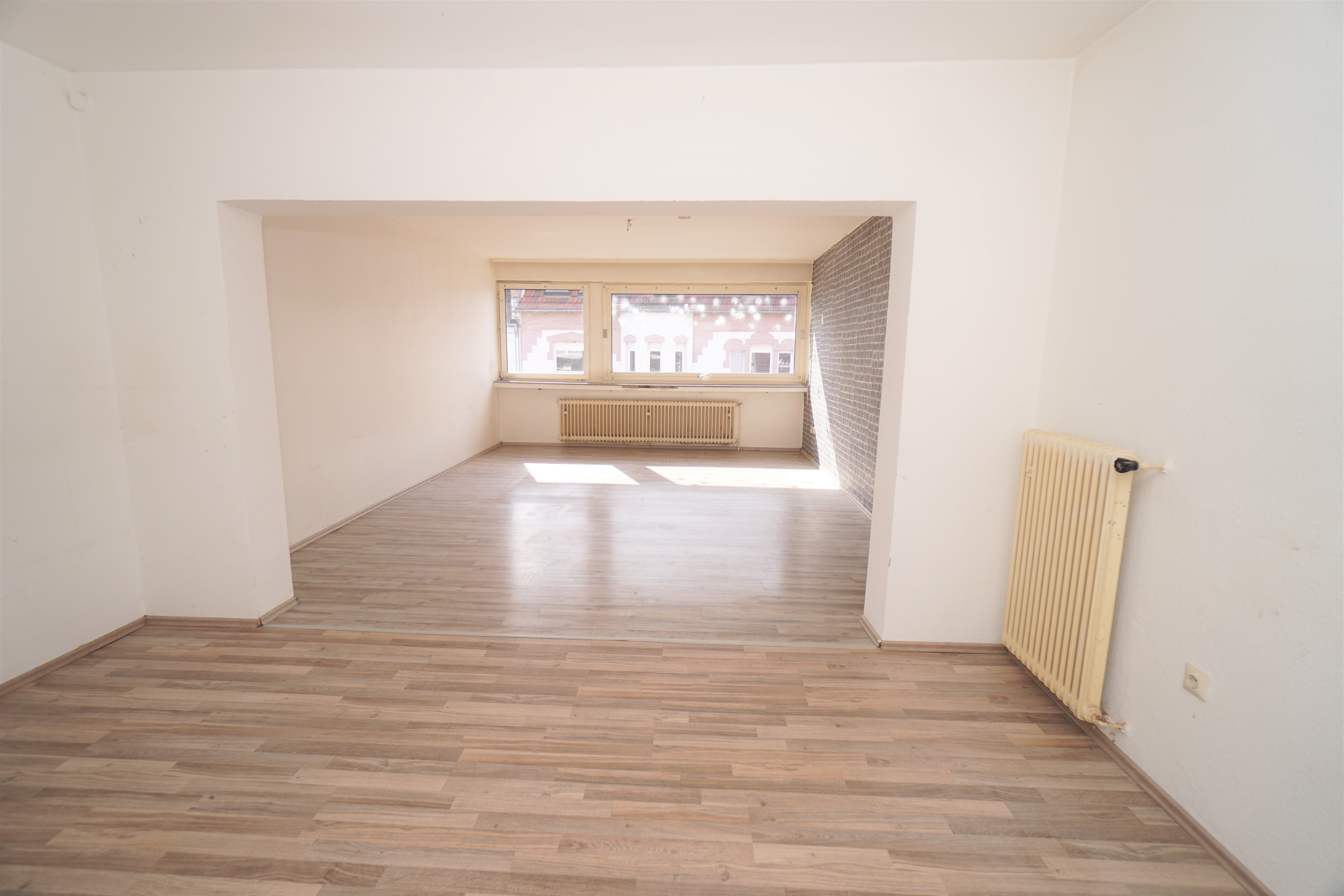 2 Zimmerwohnung mit riesigem Wohnzimmer auf der Lange Straße!
