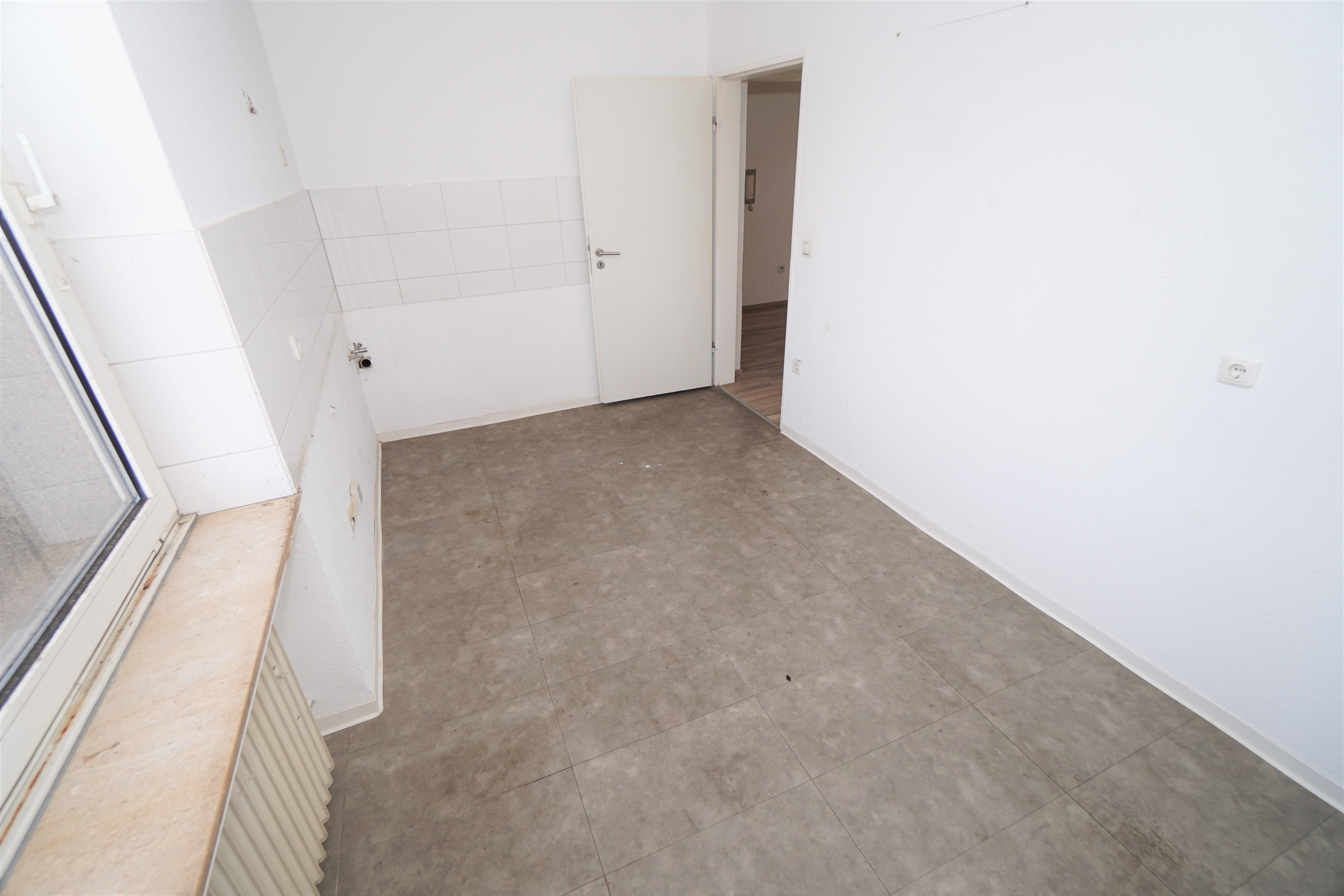 2 Zimmerwohnung mit riesigem Wohnzimmer auf der Lange Straße!