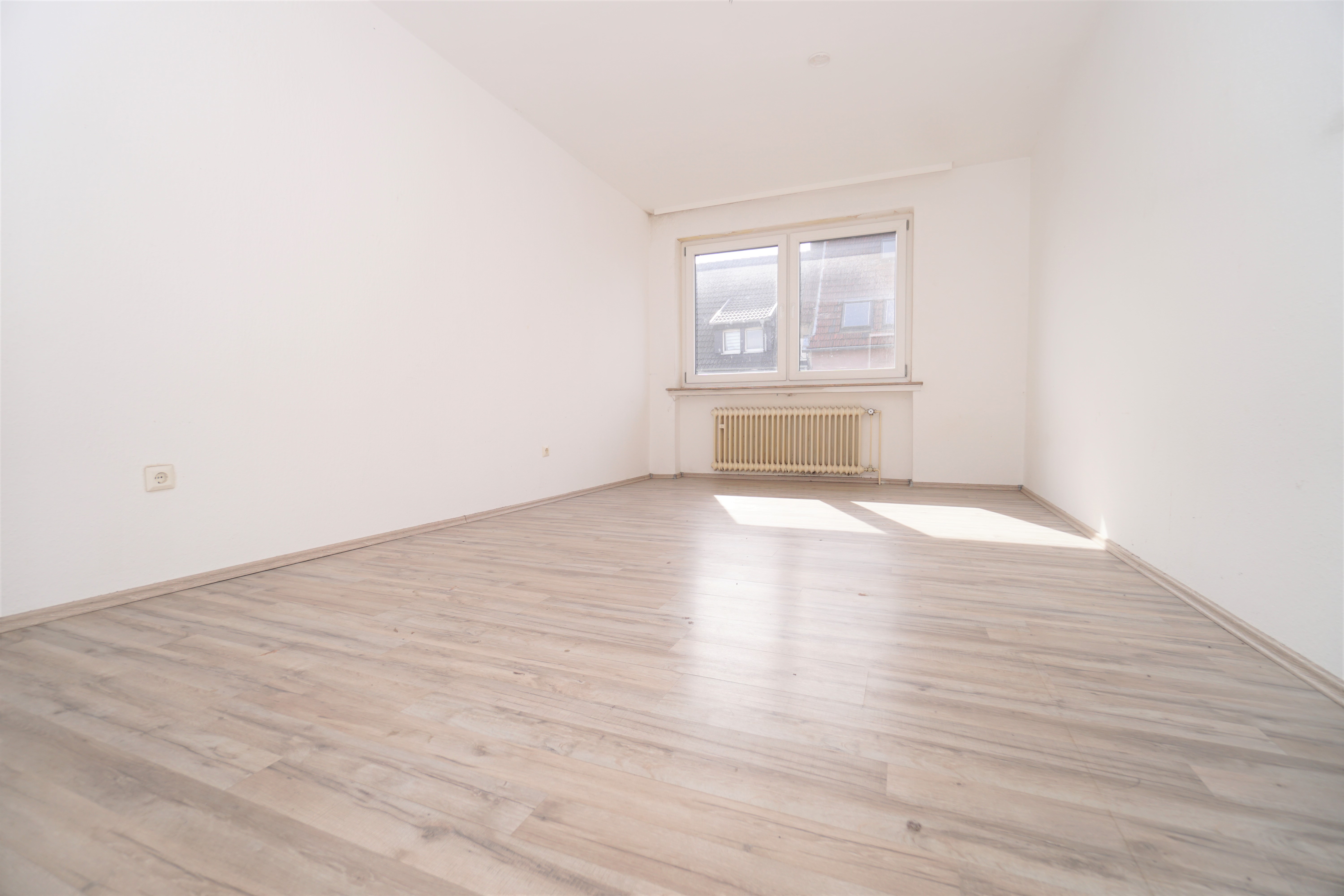2 Zimmerwohnung mit riesigem Wohnzimmer auf der Lange Straße!