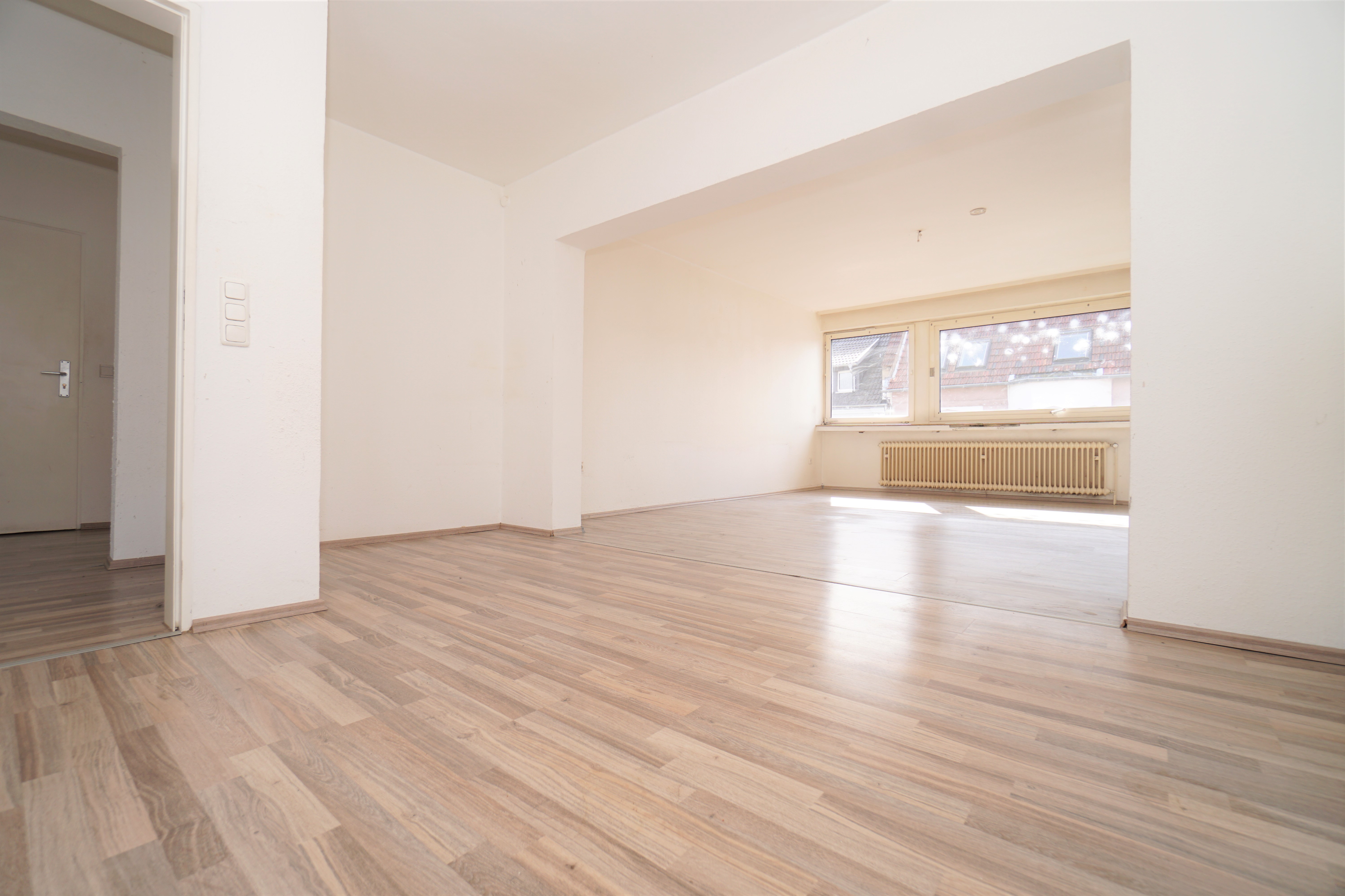 2 Zimmerwohnung mit riesigem Wohnzimmer auf der Lange Straße!