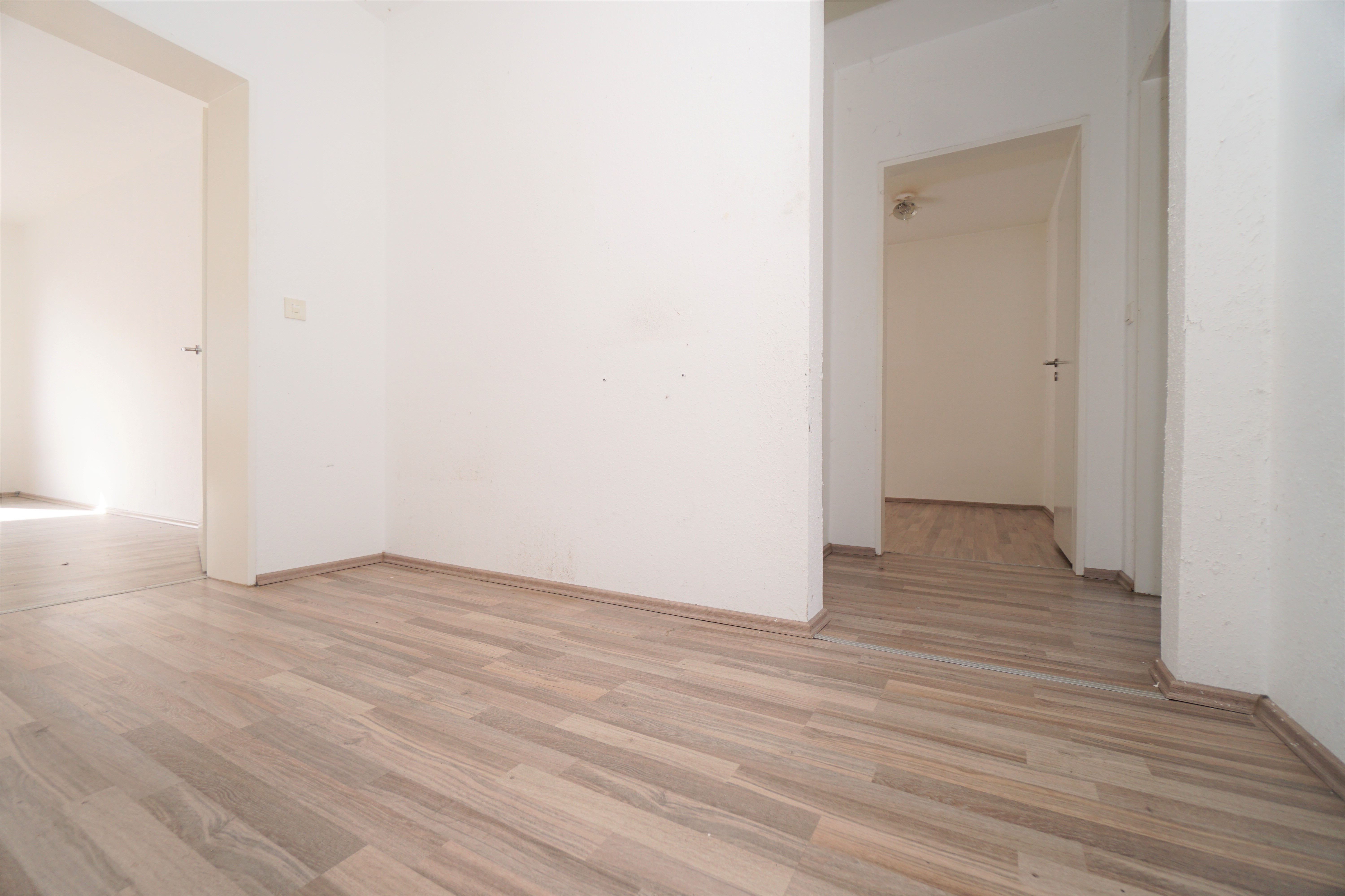 2 Zimmerwohnung mit riesigem Wohnzimmer auf der Lange Straße!
