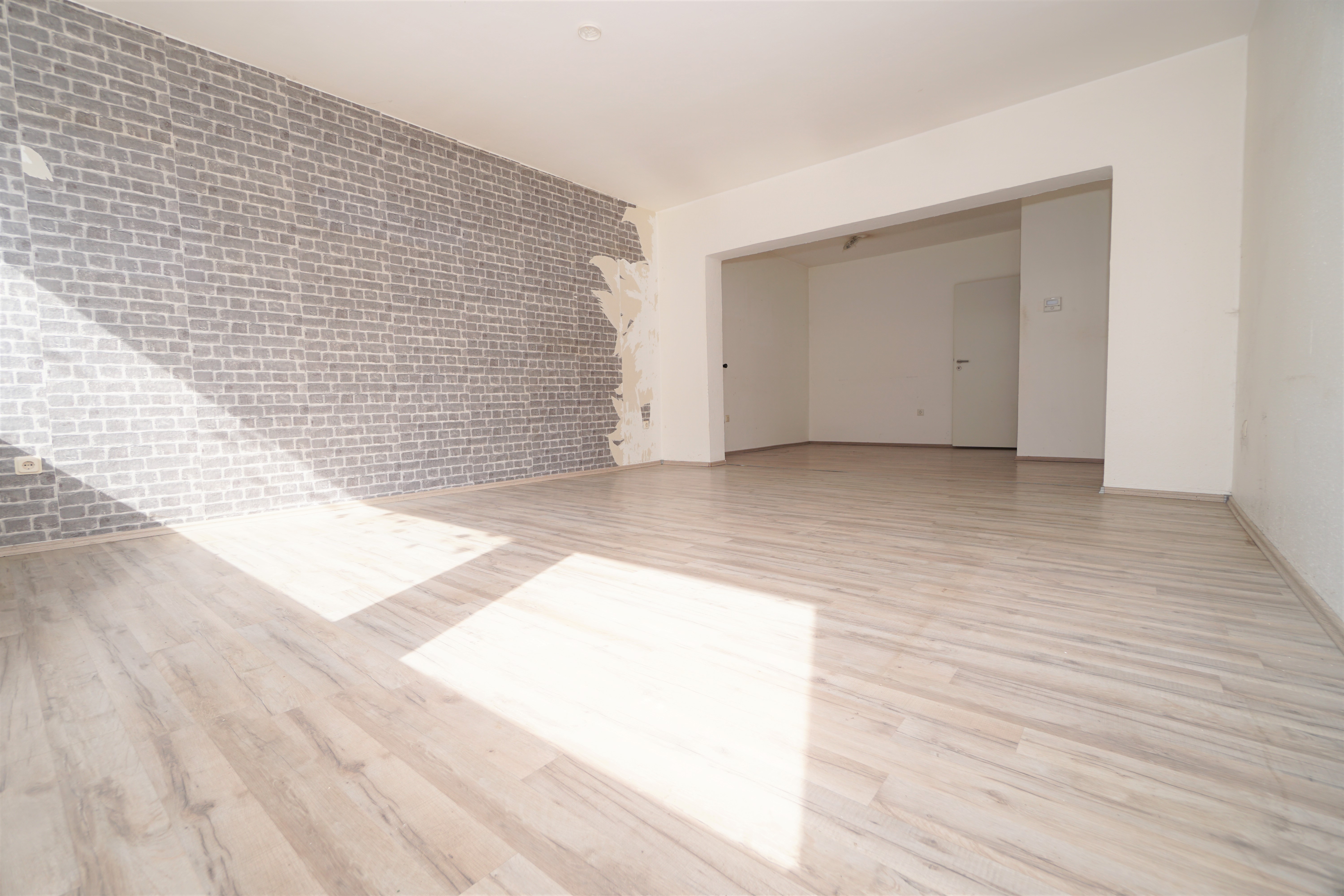 2 Zimmerwohnung mit riesigem Wohnzimmer auf der Lange Straße!
