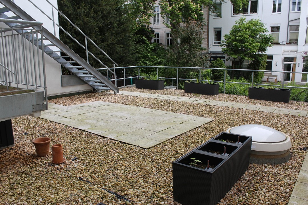 Einzigartig! Kernsanierte 4 Zimmer Wohnung mit Dachgarten in fußläufiger Innenstadtlage!