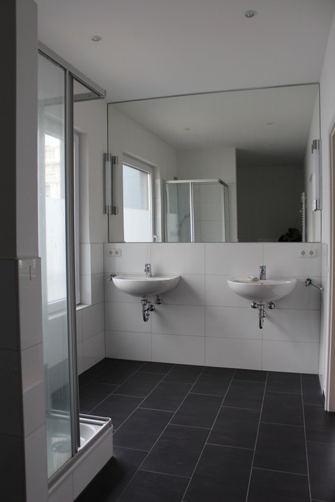 Einzigartig! Kernsanierte 4 Zimmer Wohnung mit Dachgarten in fußläufiger Innenstadtlage!