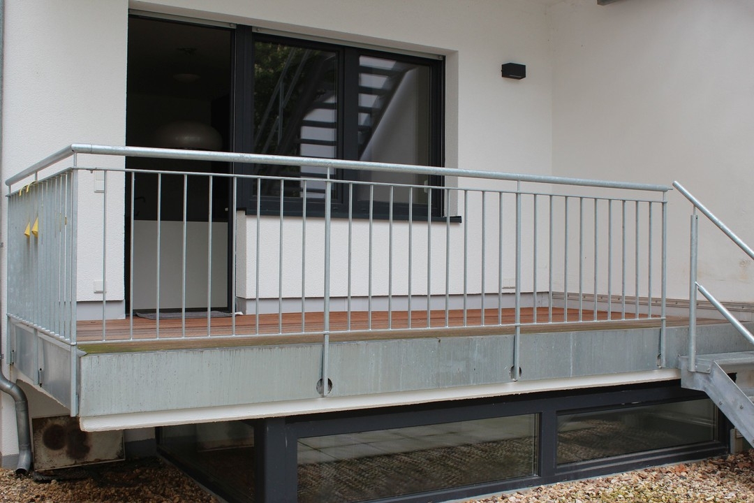 Einzigartig! Kernsanierte 4 Zimmer Wohnung mit Dachgarten in fußläufiger Innenstadtlage!