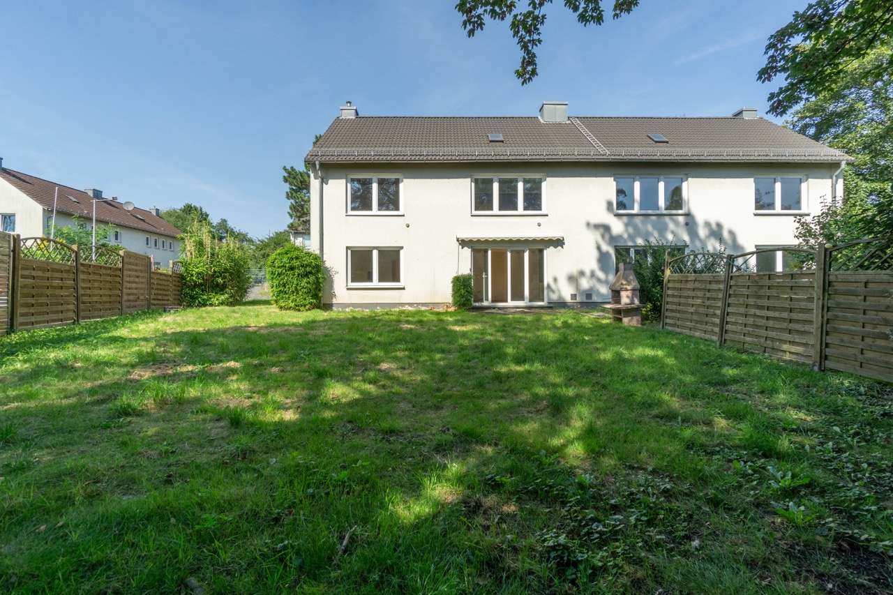 Sanierungsbedürftige Doppelhaushälfte in der Engländersiedlung von Düsseldorf-Lohausen