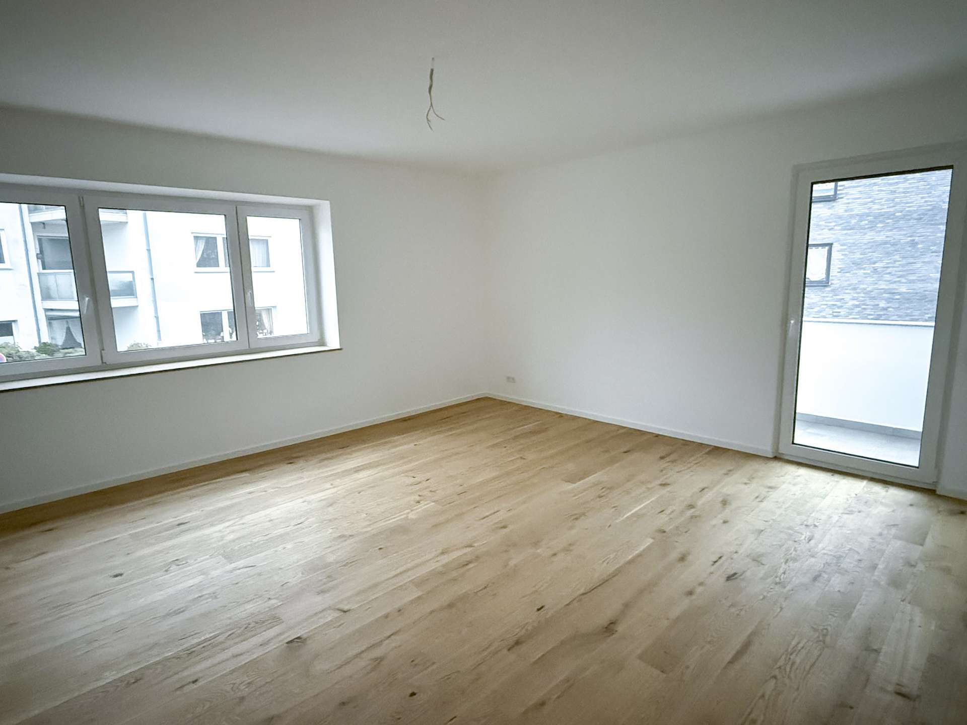 Neues Jahr, neues Wohnglück: Kernsanierte, elegant ausgestattete 3 Zimmer Wohnung mit Balkon