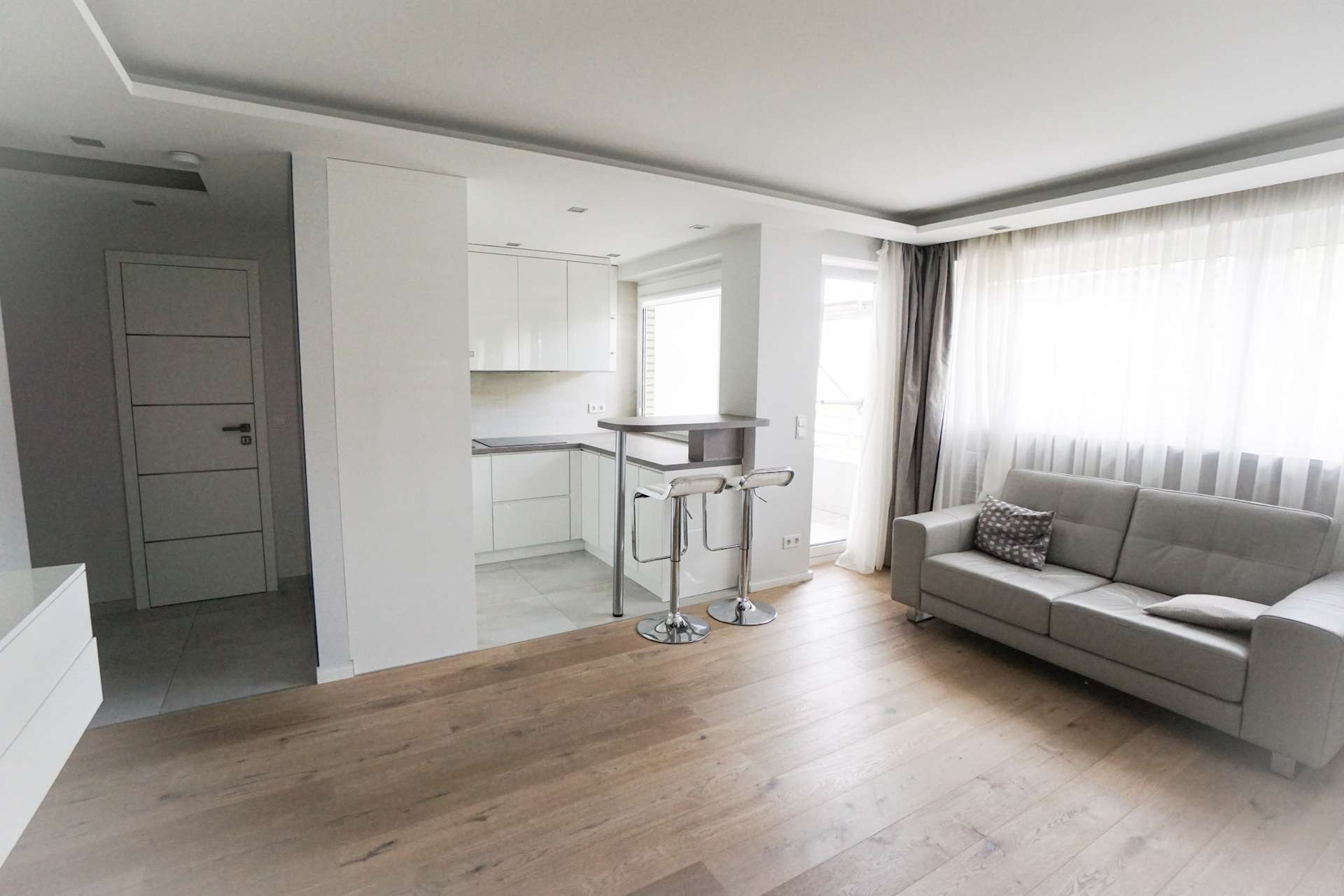 Bilk: Komplett möblierte, kernsanierte 2 Zimmer Wohnung mit Balkon