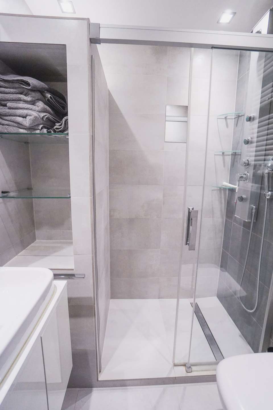 Bilk: Komplett möblierte, kernsanierte 2 Zimmer Wohnung mit Balkon