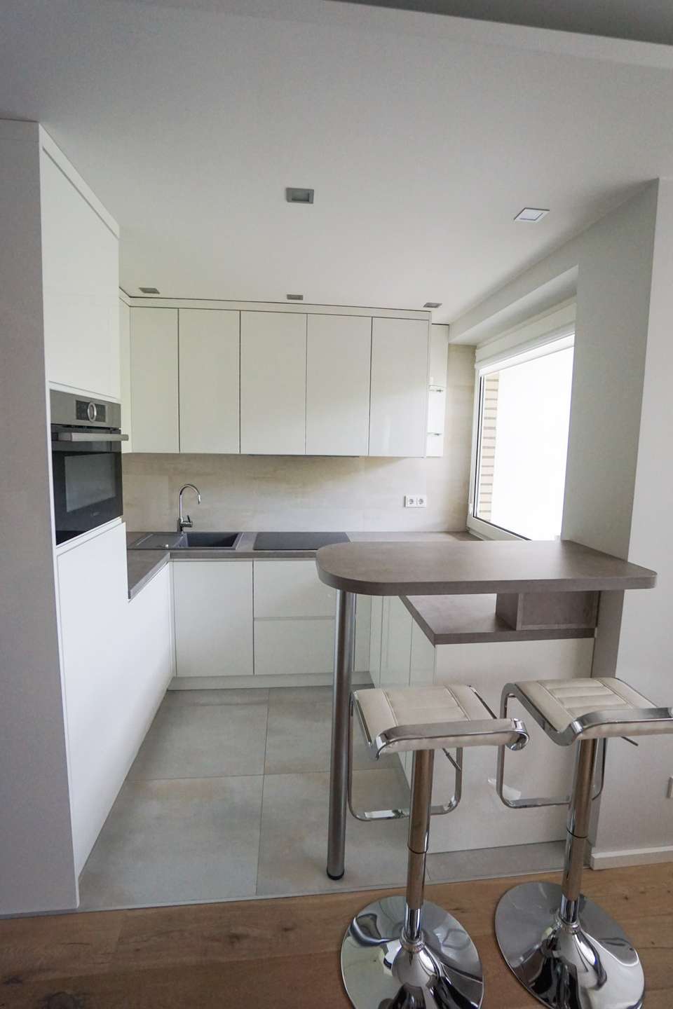 Bilk: Komplett möblierte, kernsanierte 2 Zimmer Wohnung mit Balkon