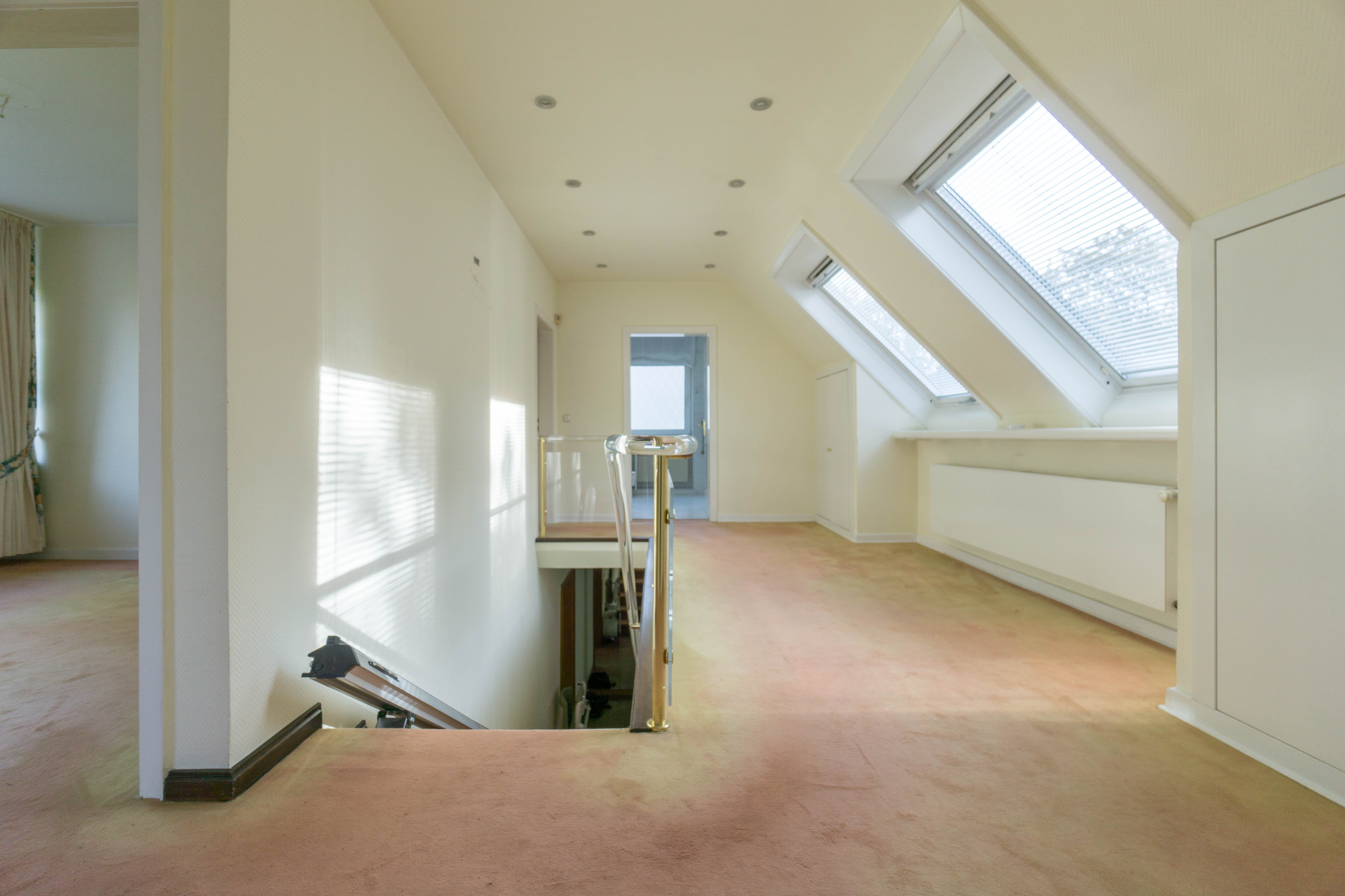 Freistehendes Einfamilienhaus mit 4 Schlafzimmern auf großem Grundstück