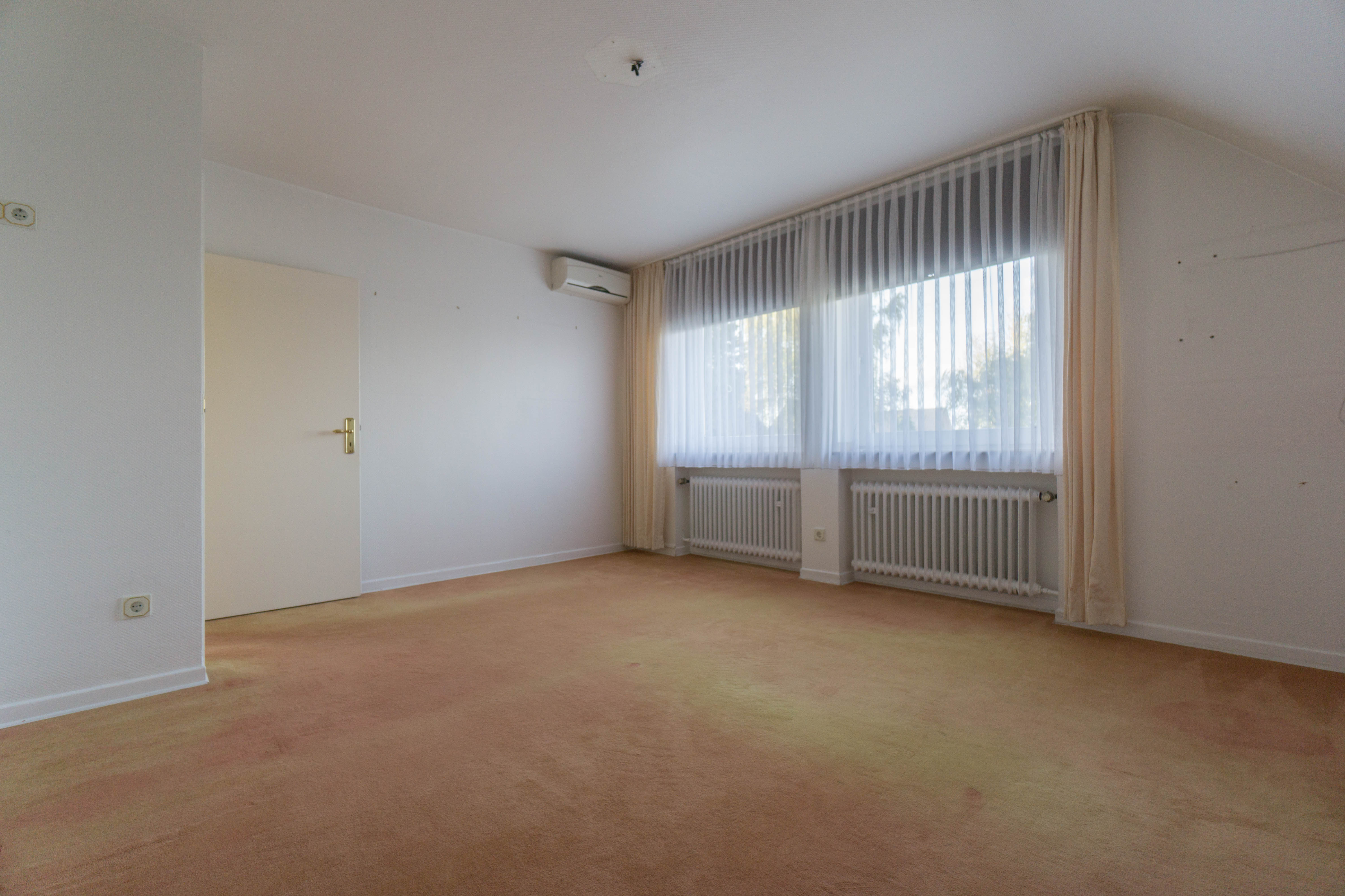 Freistehendes Einfamilienhaus mit 4 Schlafzimmern auf großem Grundstück