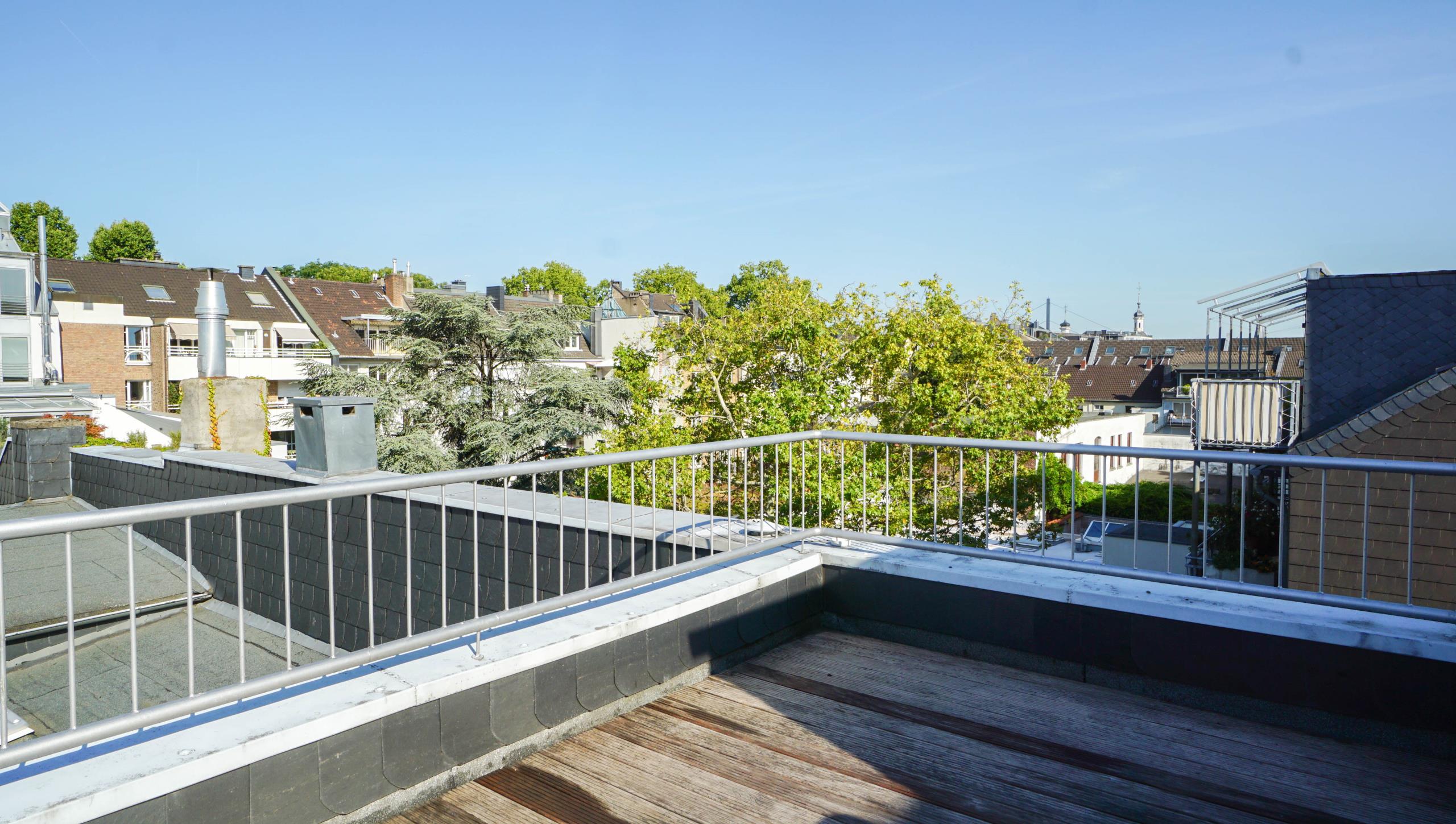 TOP-Lage am Carlsplatz!! Helle 3-Zimmer-Wohnung mit Südwest-Dachterrasse