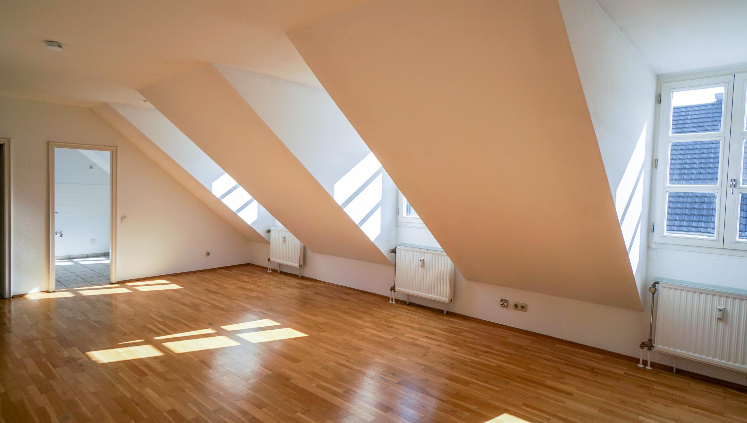 TOP-Lage am Carlsplatz!! Helle 3-Zimmer-Wohnung mit Südwest-Dachterrasse