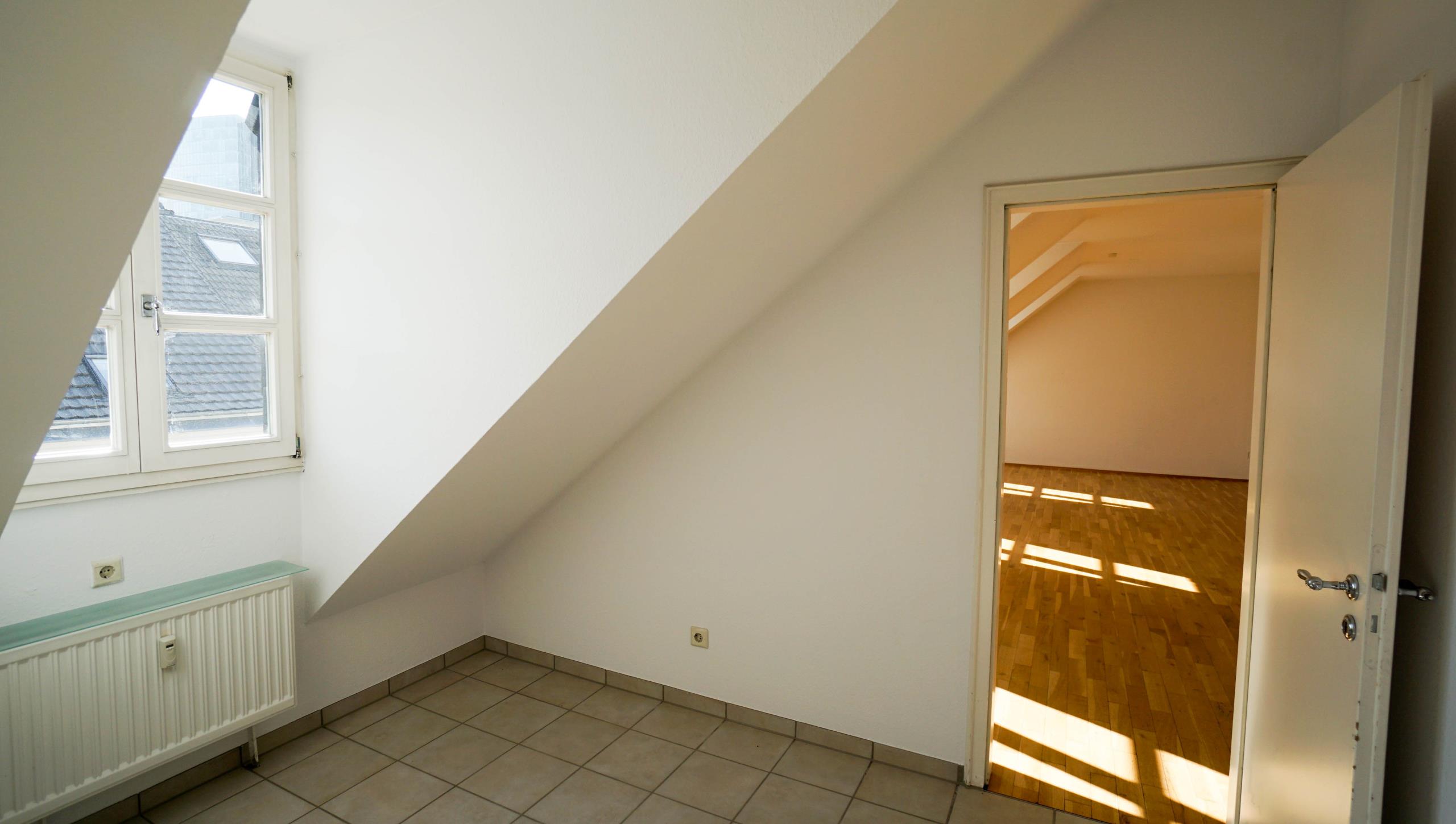 TOP-Lage am Carlsplatz!! Helle 3-Zimmer-Wohnung mit Südwest-Dachterrasse