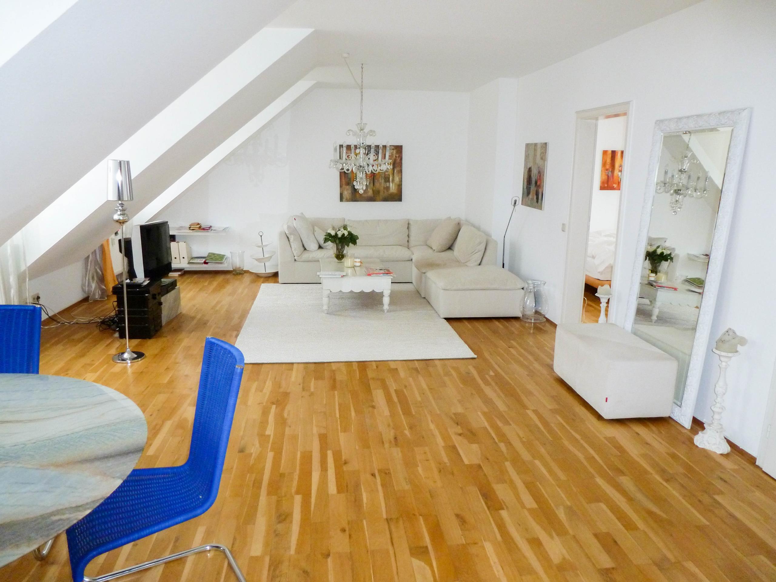 TOP-Lage am Carlsplatz!! Helle 3-Zimmer-Wohnung mit Südwest-Dachterrasse