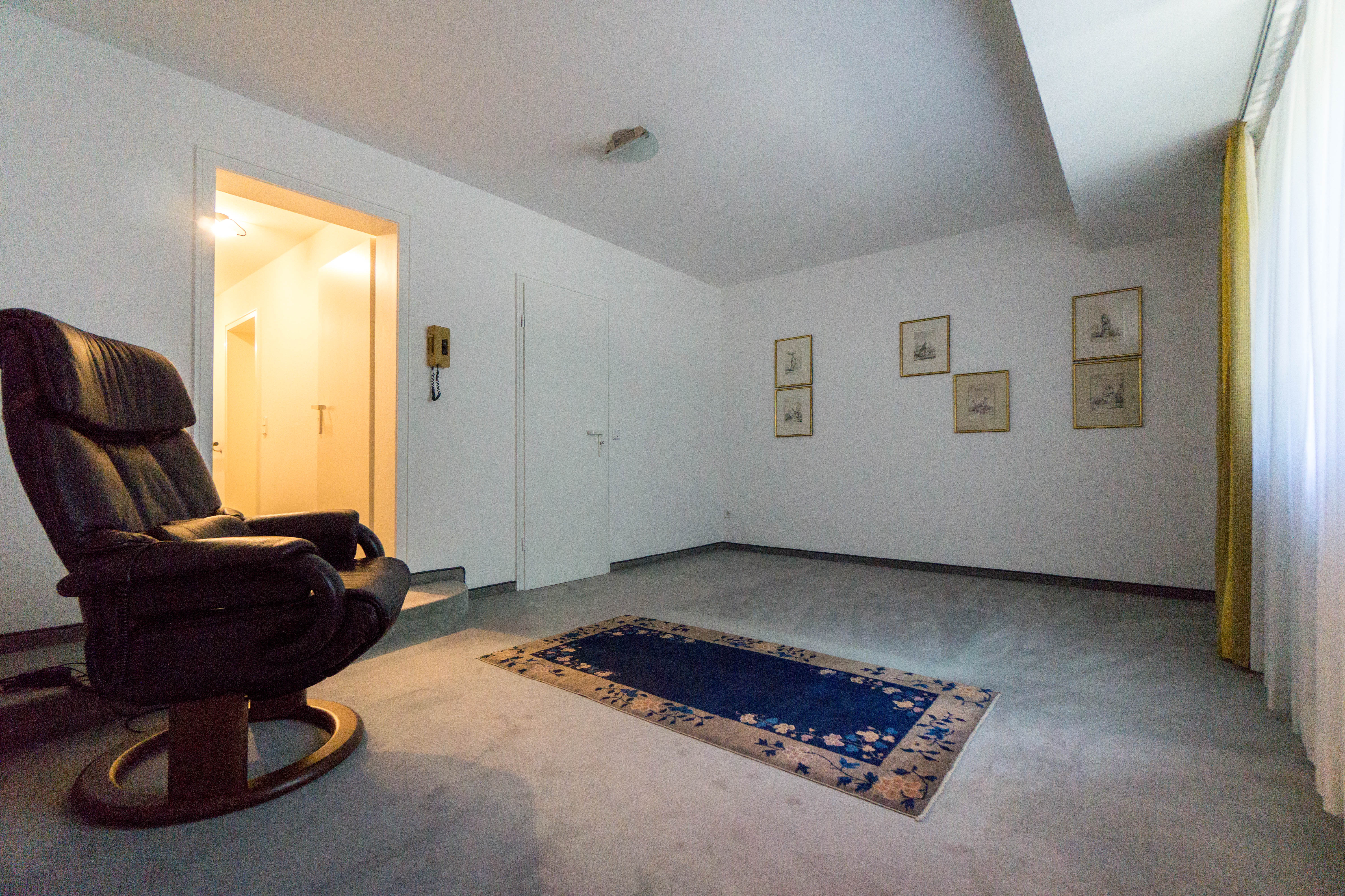 Stadt Düsseldorf! Top gepflegte und großzügige Wohnung als Haus im Haus mit parkähnlichem Garten