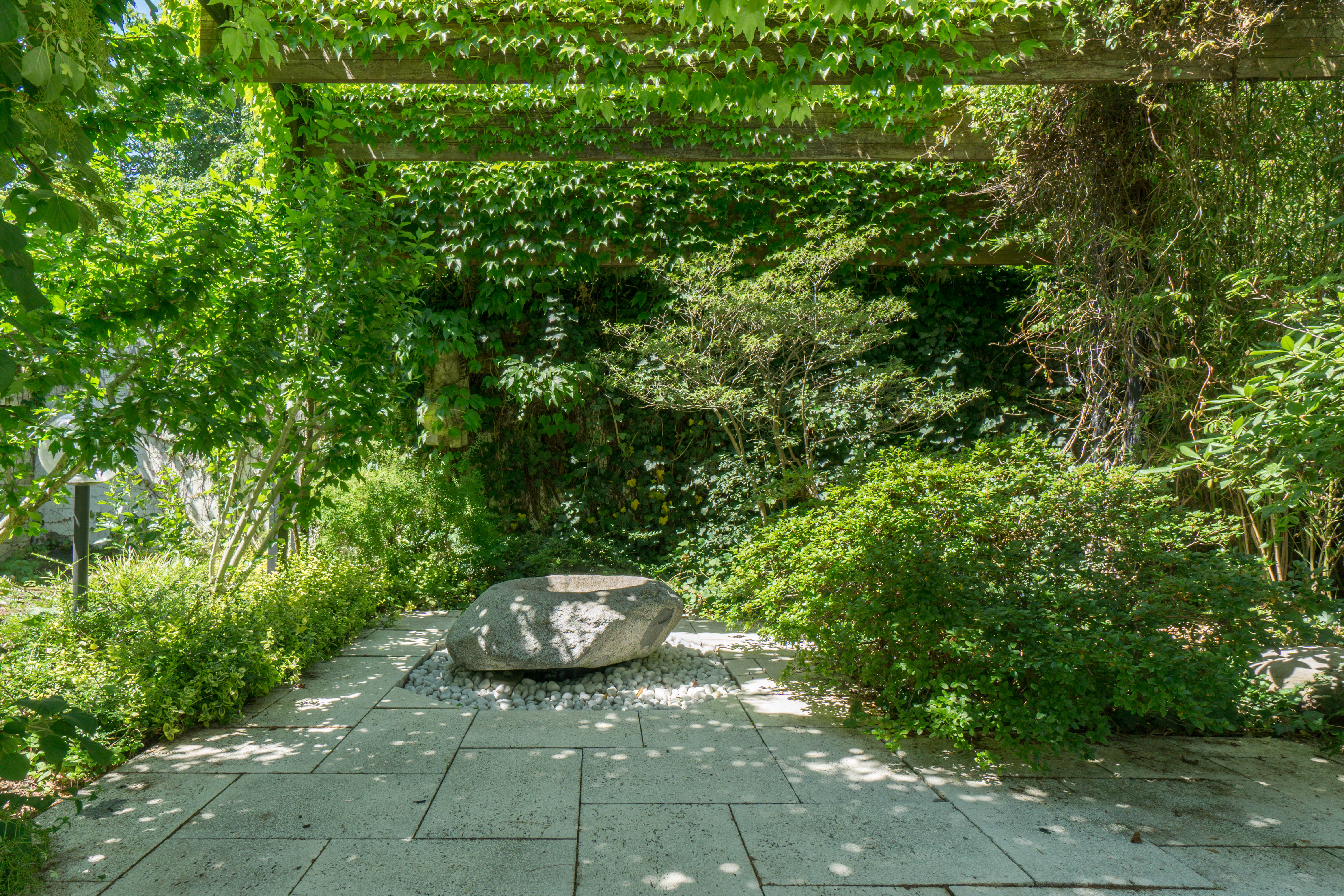 Stadt Düsseldorf! Top gepflegte und großzügige Wohnung als Haus im Haus mit parkähnlichem Garten