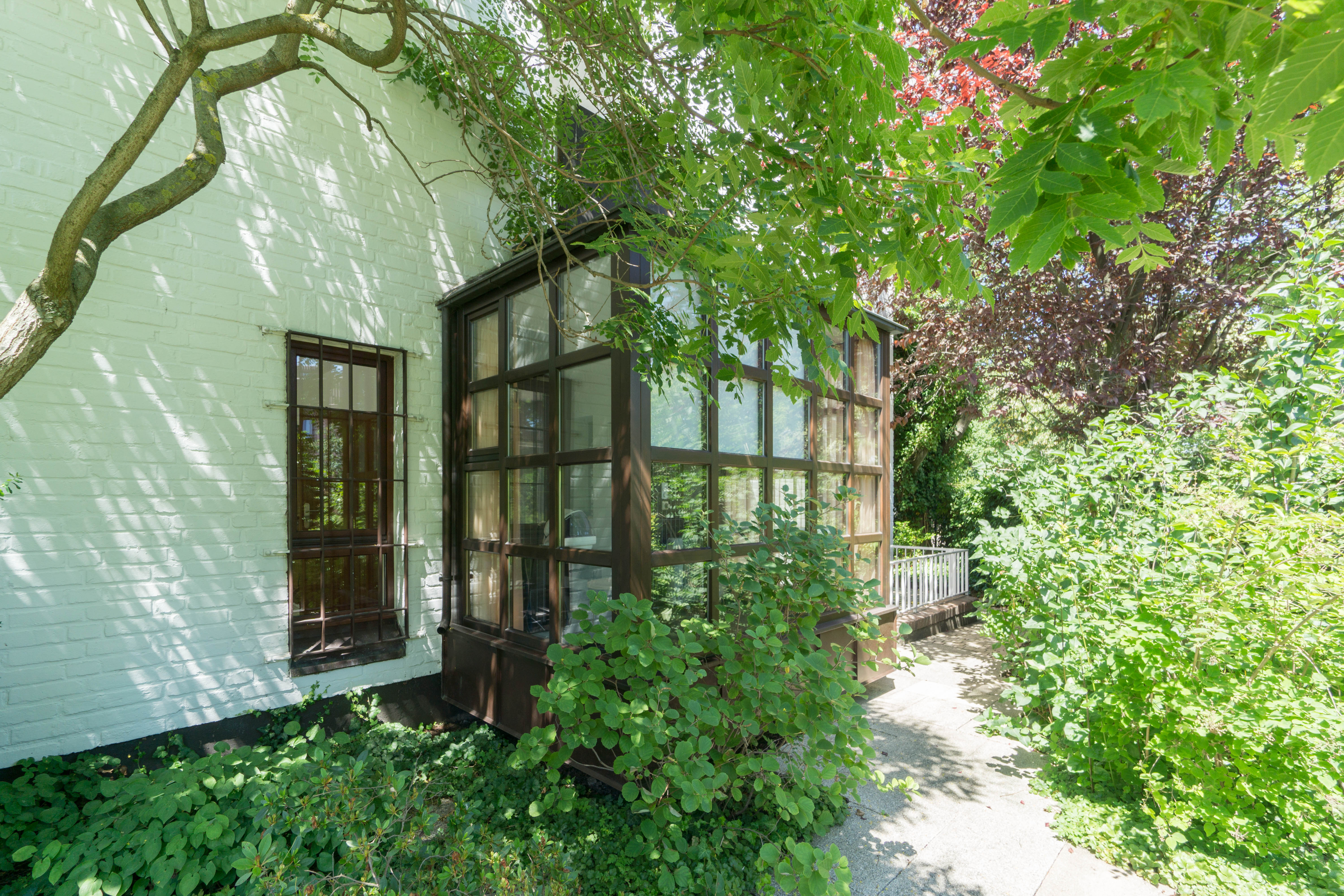 Stadt Düsseldorf! Top gepflegte und großzügige Wohnung als Haus im Haus mit parkähnlichem Garten