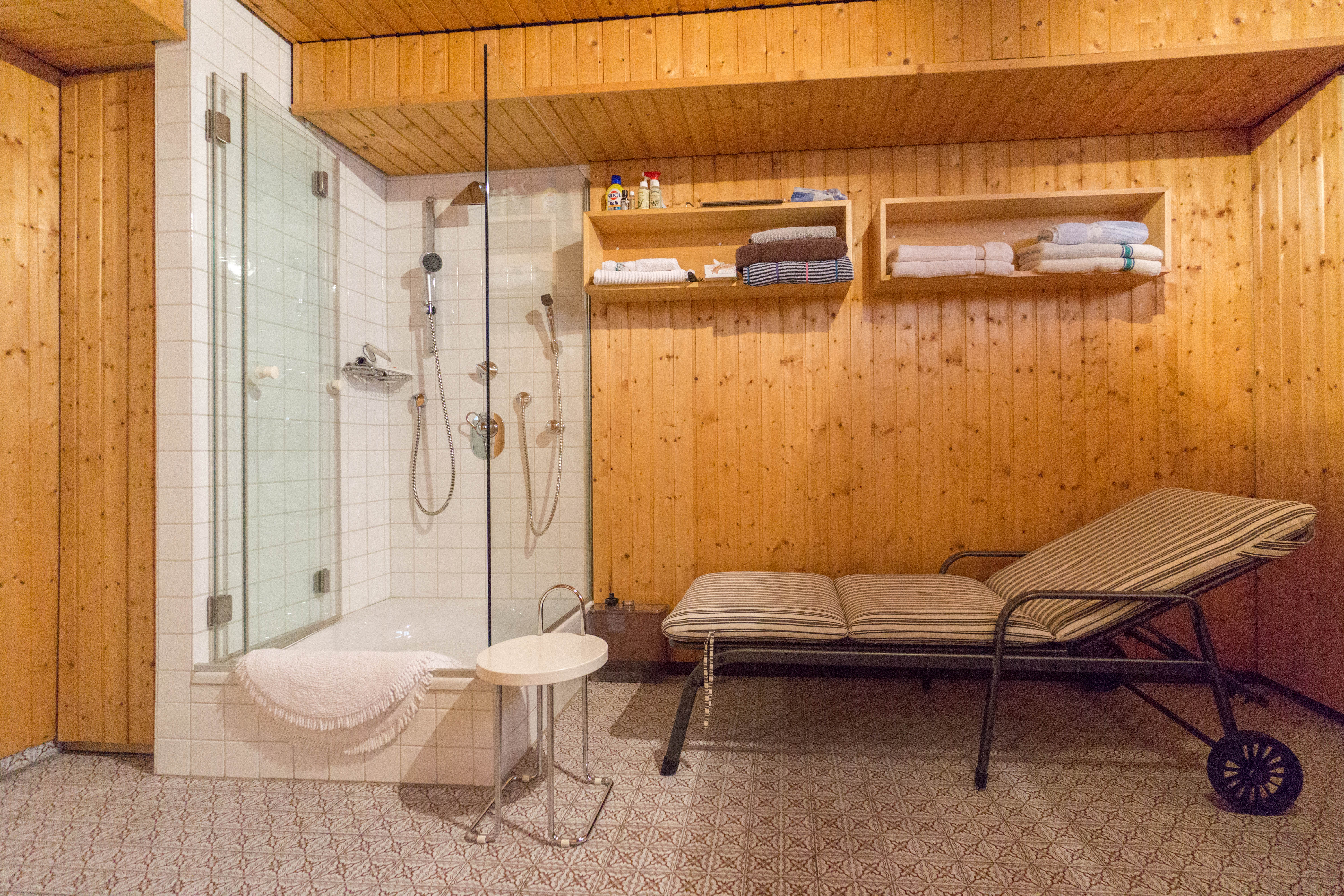 Stadt Düsseldorf! Top gepflegte und großzügige Wohnung als Haus im Haus mit parkähnlichem Garten
