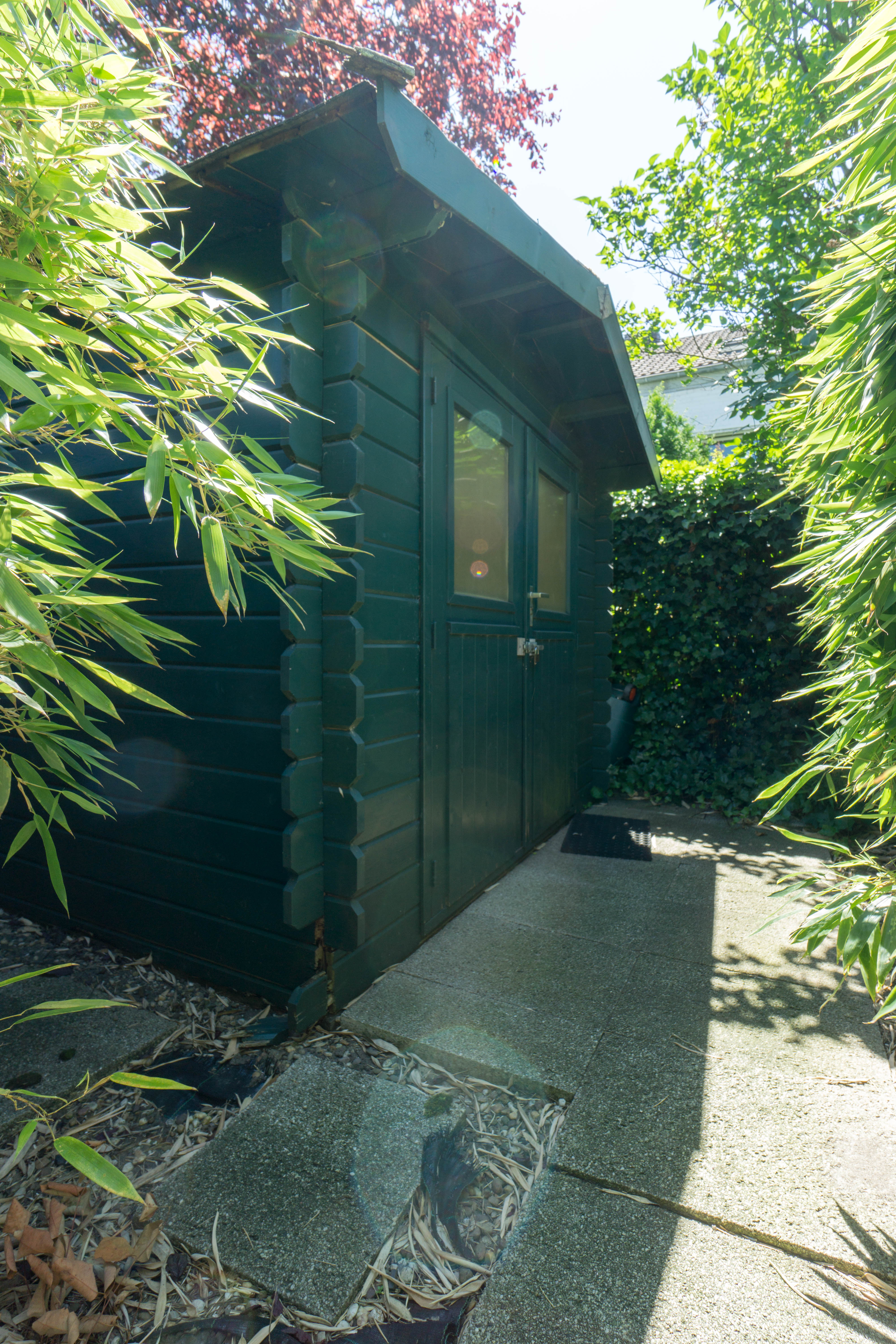 Stadt Düsseldorf! Top gepflegte und großzügige Wohnung als Haus im Haus mit parkähnlichem Garten