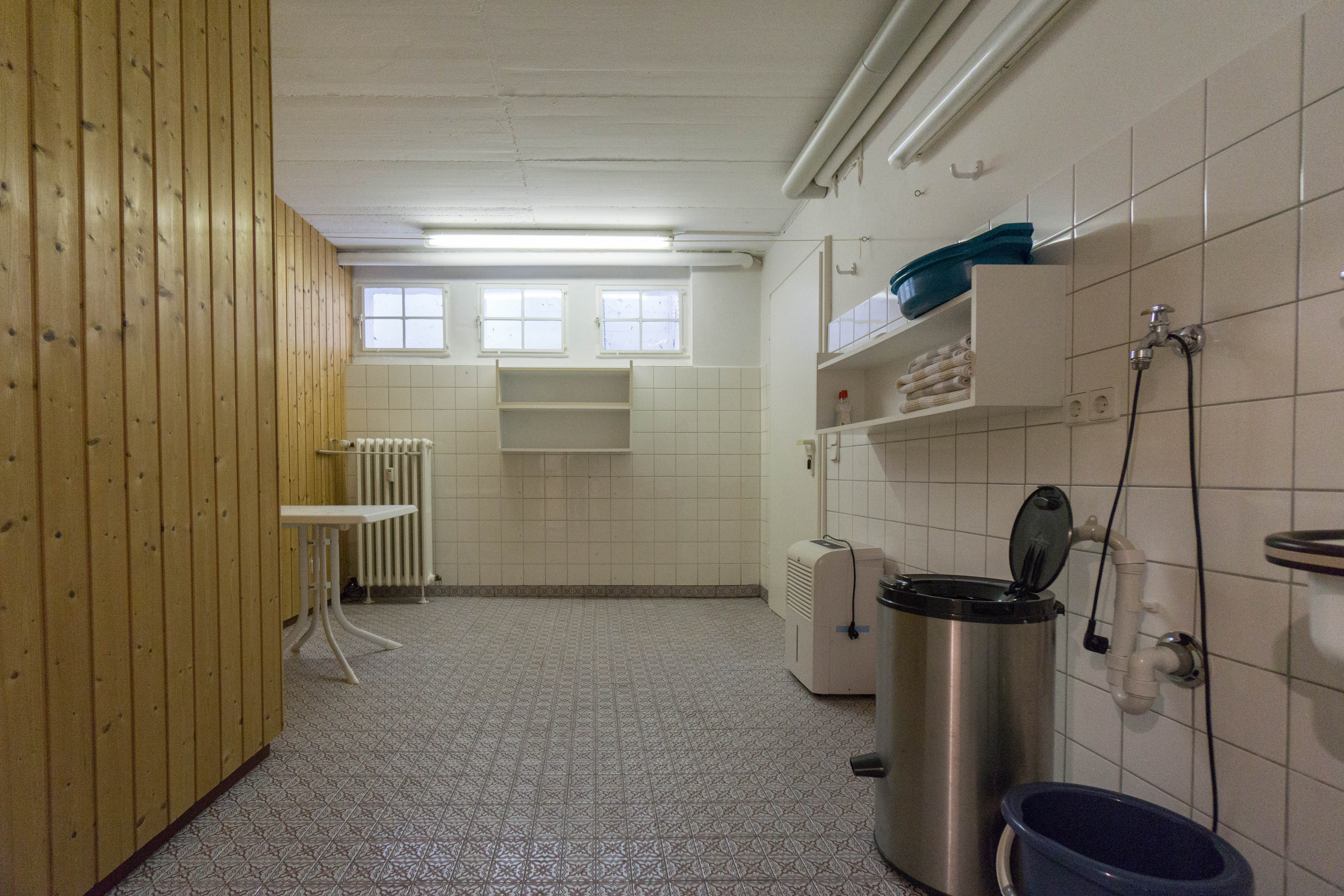 Stadt Düsseldorf! Top gepflegte und großzügige Wohnung als Haus im Haus mit parkähnlichem Garten