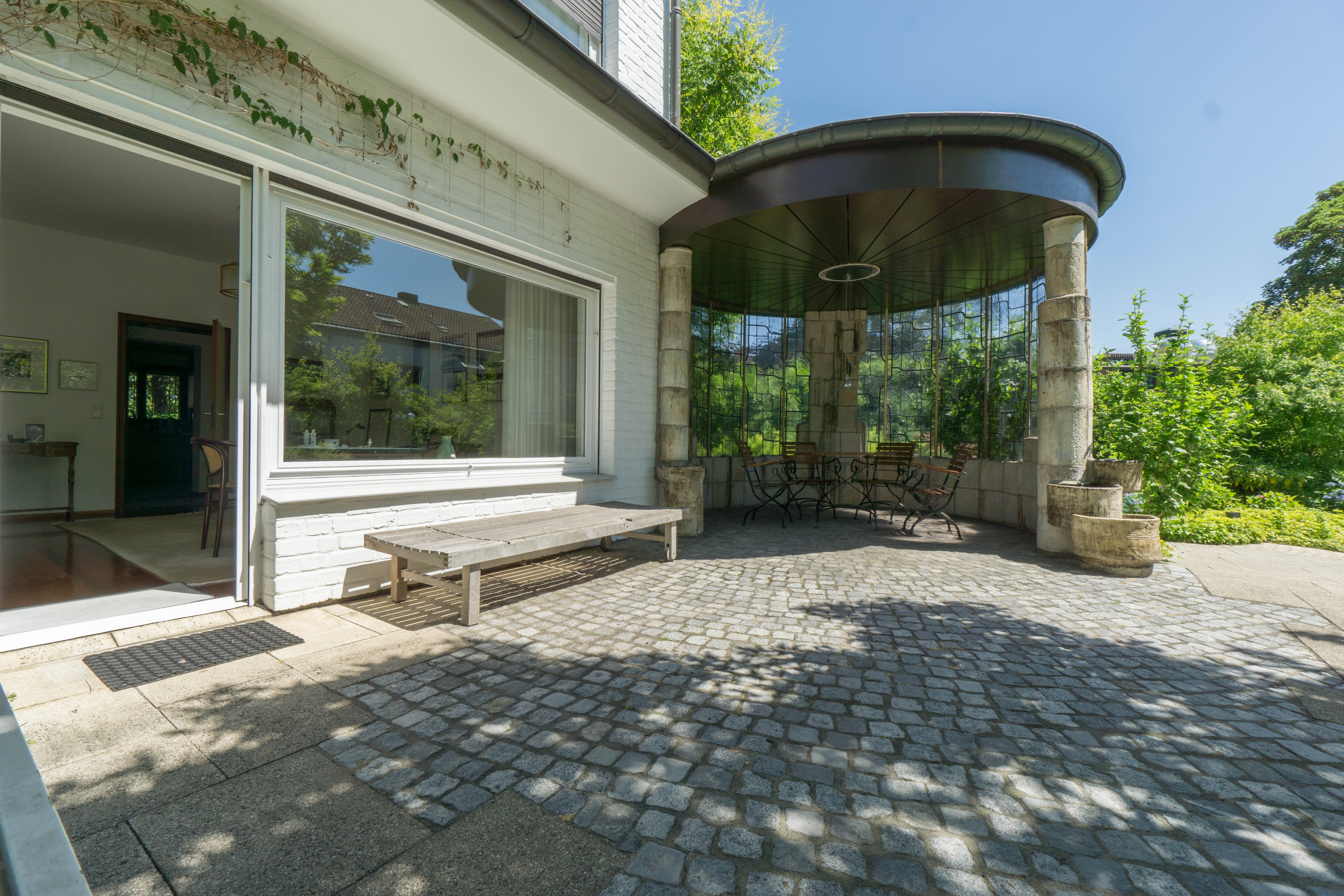 Stadt Düsseldorf! Top gepflegte und großzügige Wohnung als Haus im Haus mit parkähnlichem Garten