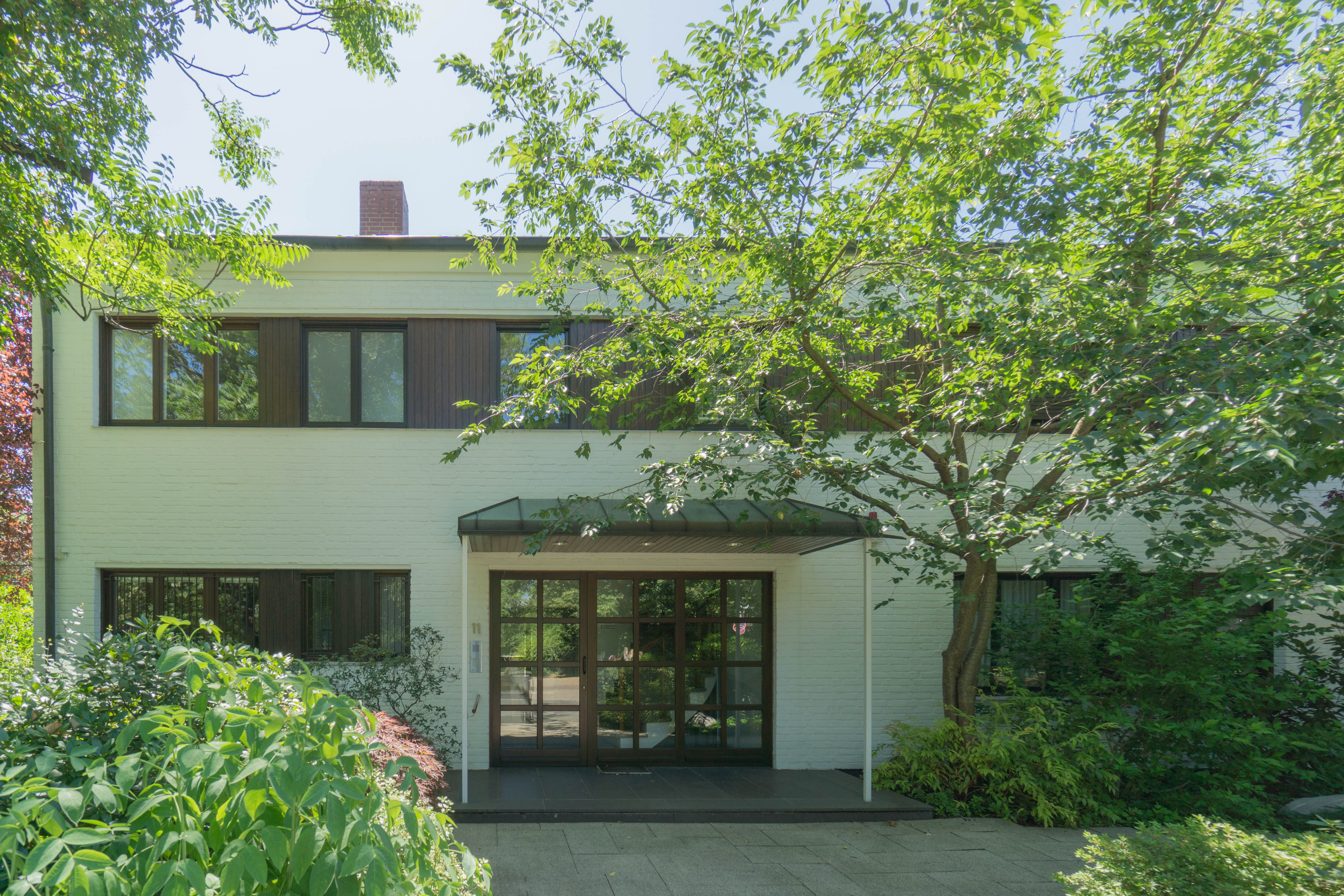 Stadt Düsseldorf! Top gepflegte und großzügige Wohnung als Haus im Haus mit parkähnlichem Garten