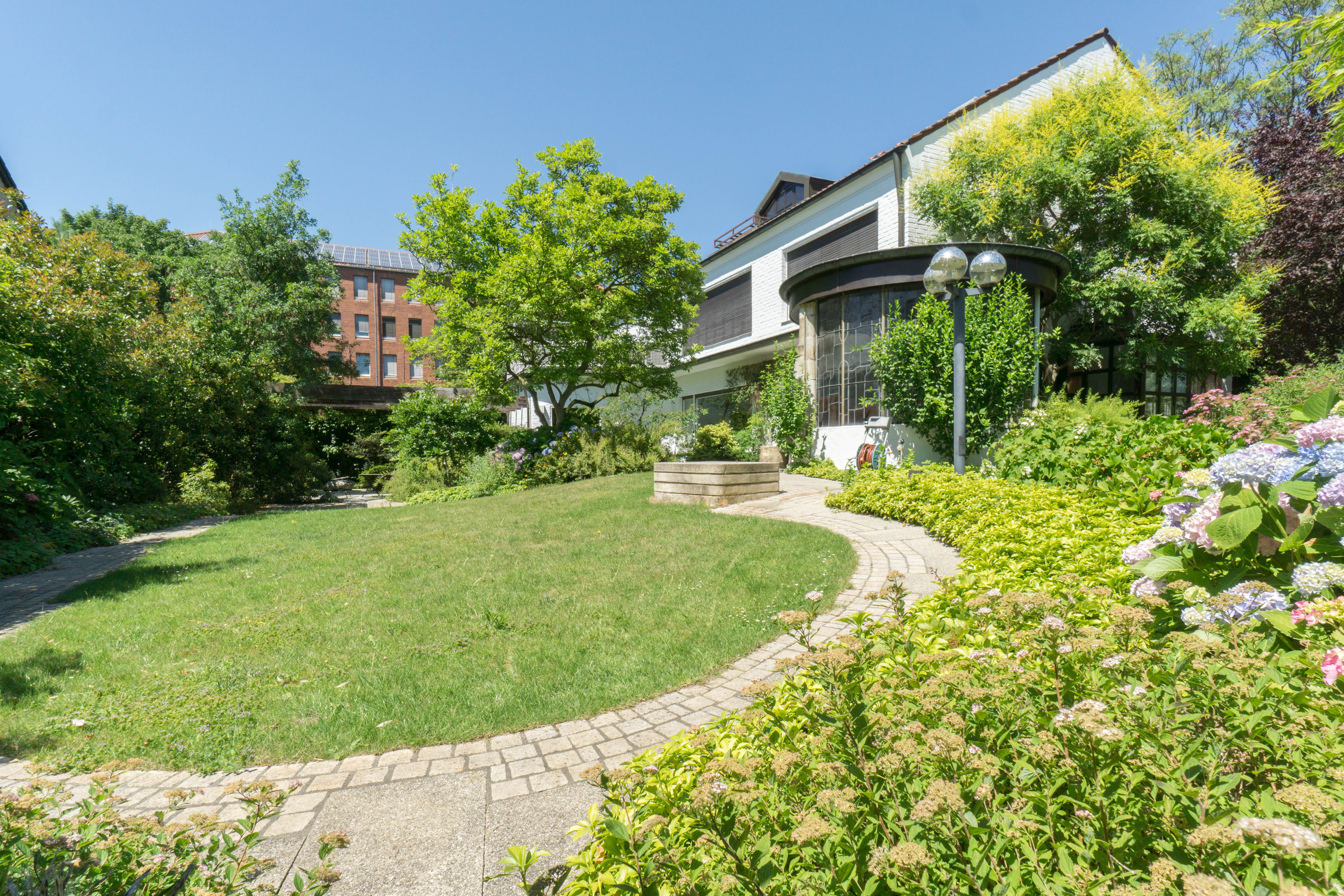 Stadt Düsseldorf! Top gepflegte und großzügige Wohnung als Haus im Haus mit parkähnlichem Garten