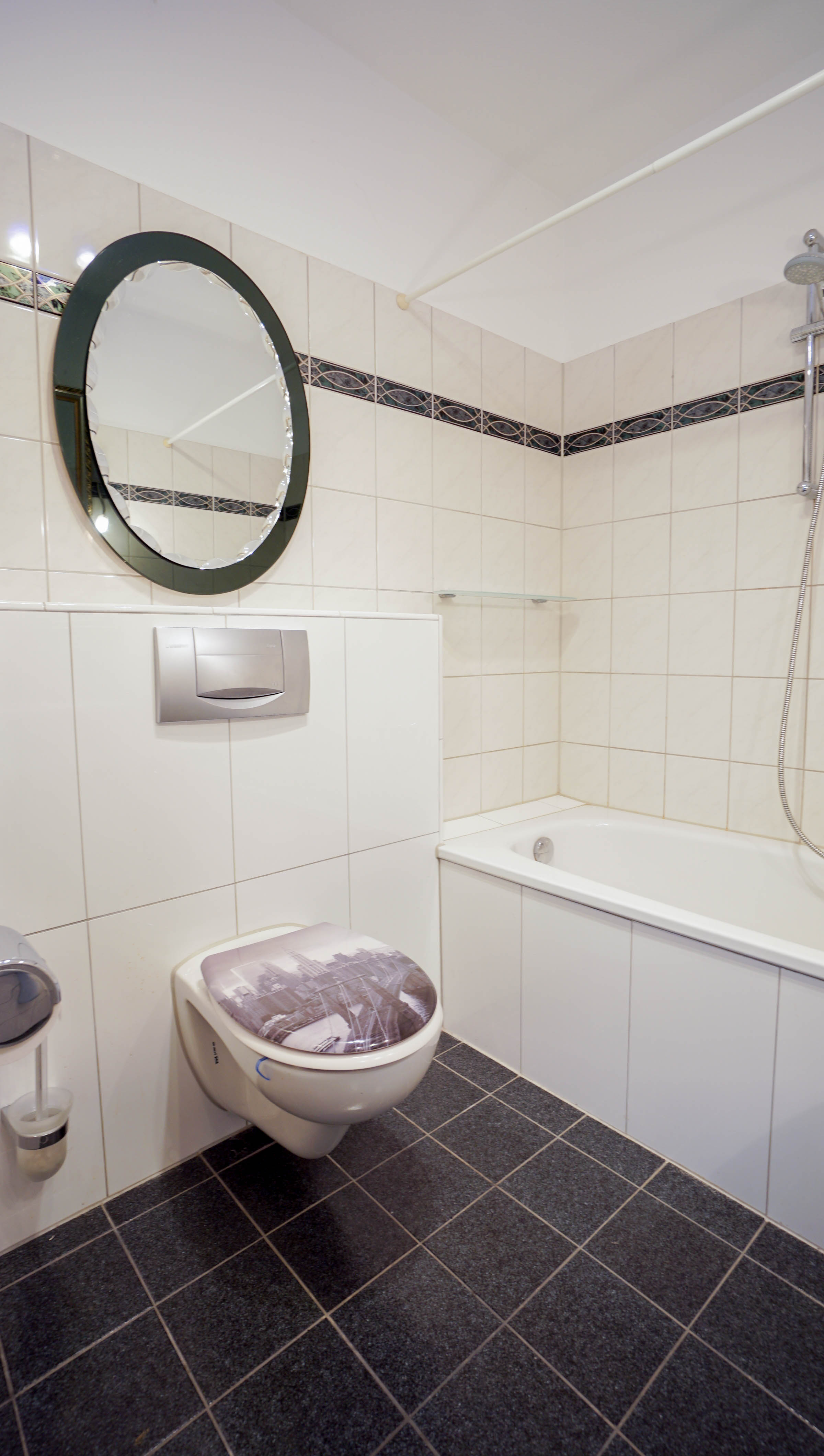 Lichtdurchflutete 3-Zimmer-Wohnung mit Balkon in Düsseldorf-Oberkassel