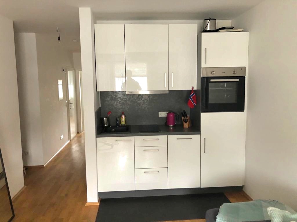 Kernsanierte, gemütliche 2 Zimmer Wohnung mit Küche und Süd-/Westbalkon