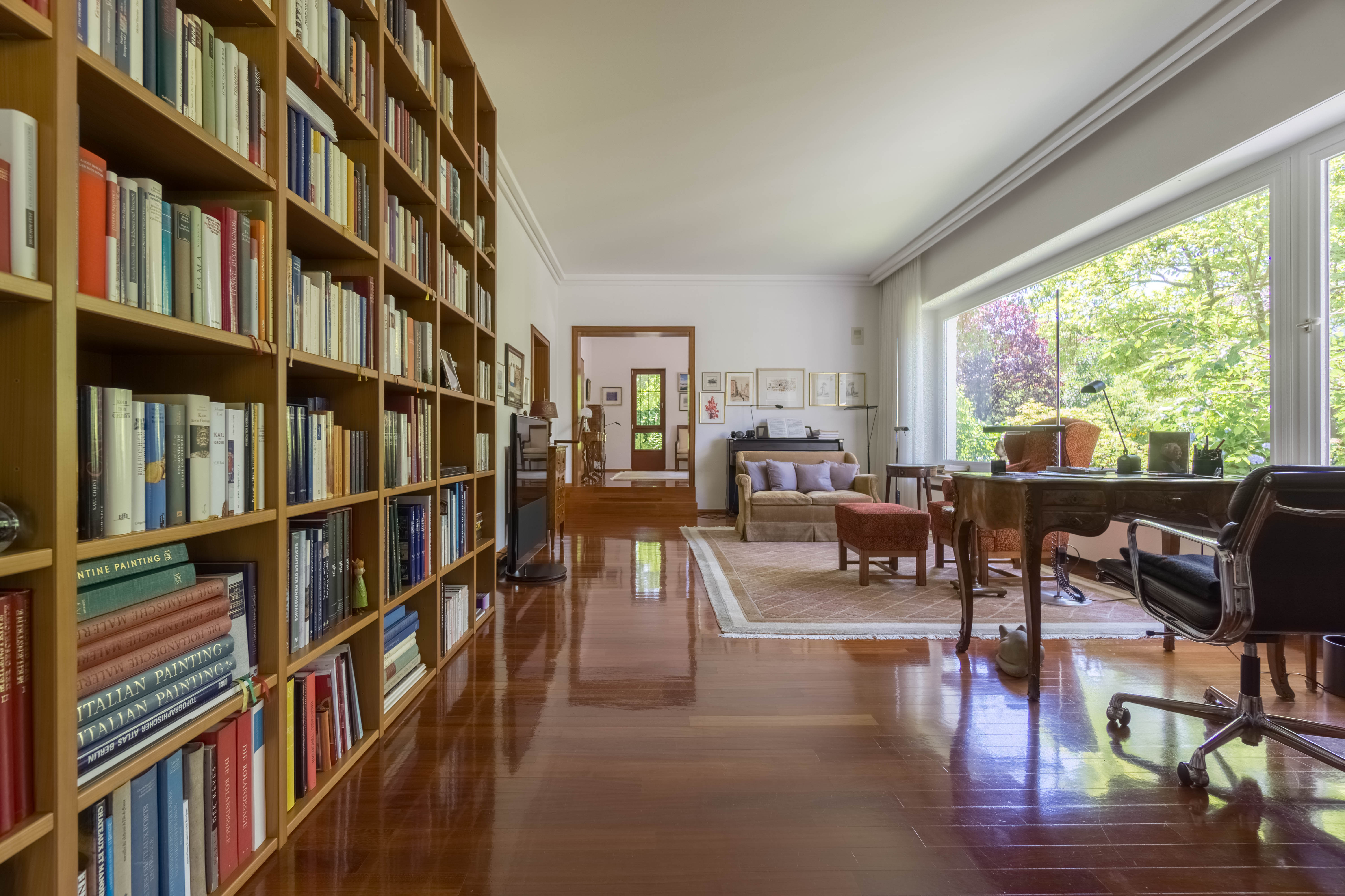 Haus im Haus - Top gepflegte und großzügige Erdgeschoss Wohnung mit parkähnlichem Garten