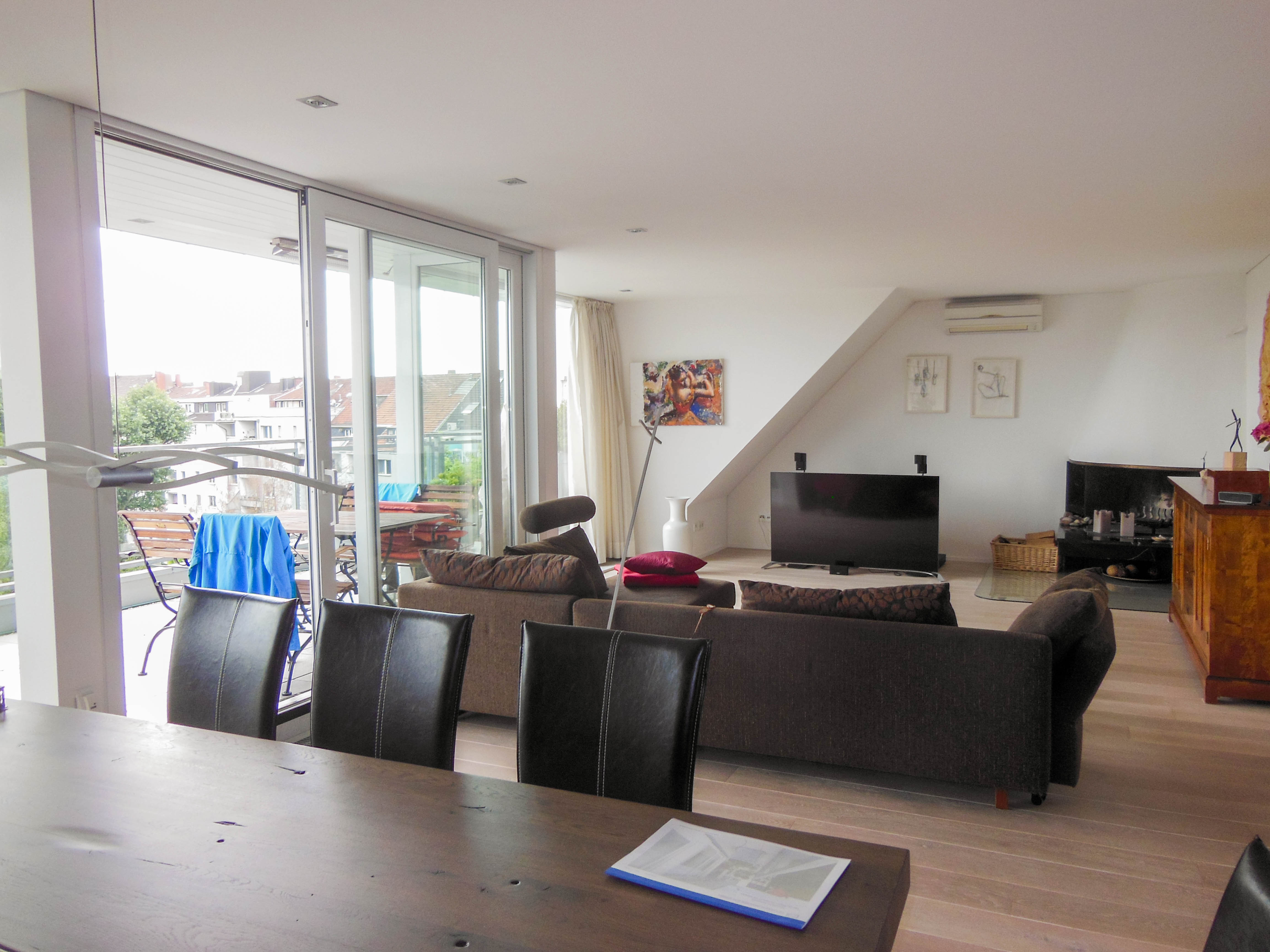 Düsseldorf- Zooviertel Top- gepflegte 4-Zimmer-Wohnung mit Terrasse
