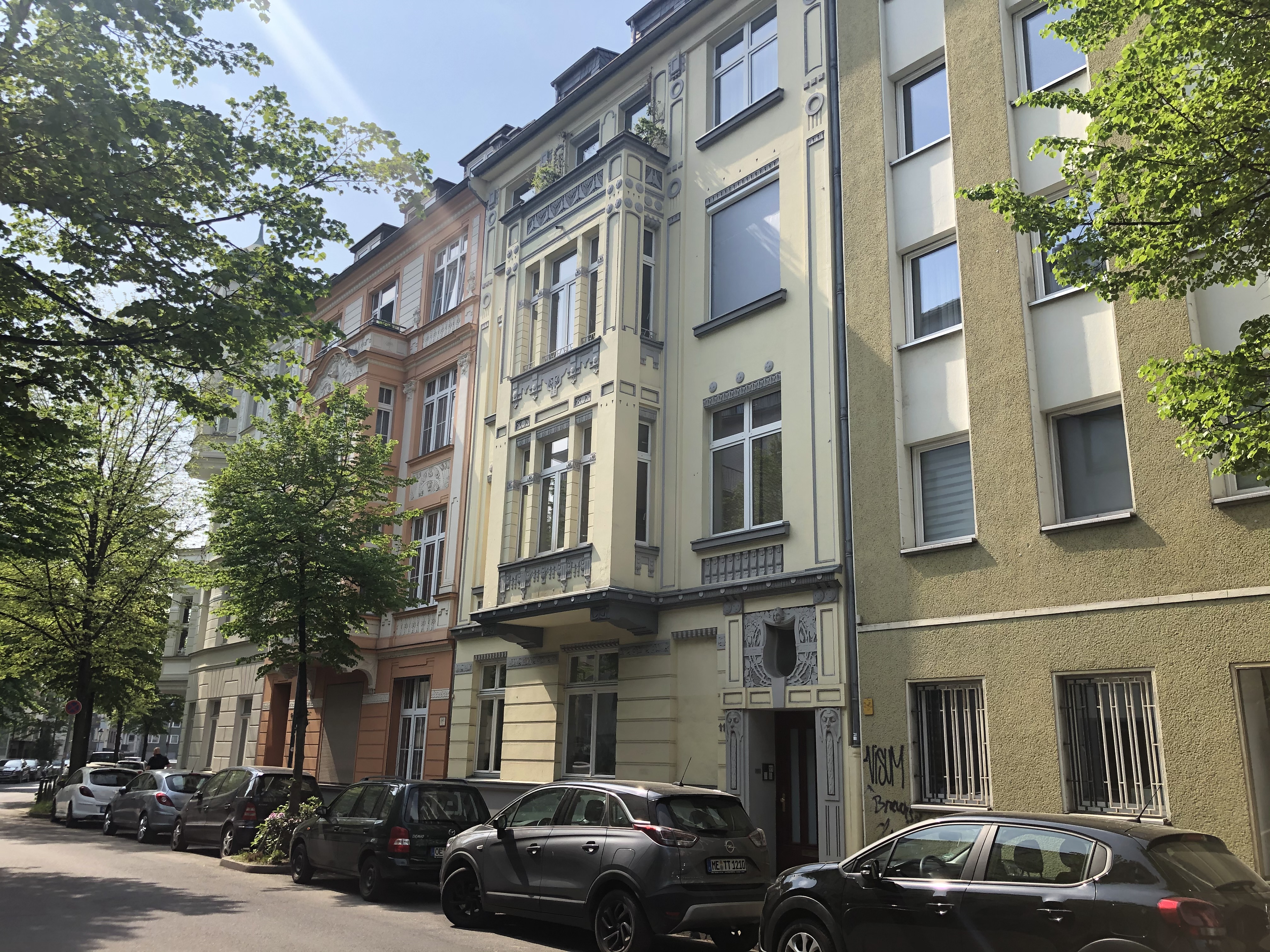 Exklusives Wohnen im Stadtzentrum! Komfortable Altbauwohnung mit Stuck, hohen Decken und Terrasse!