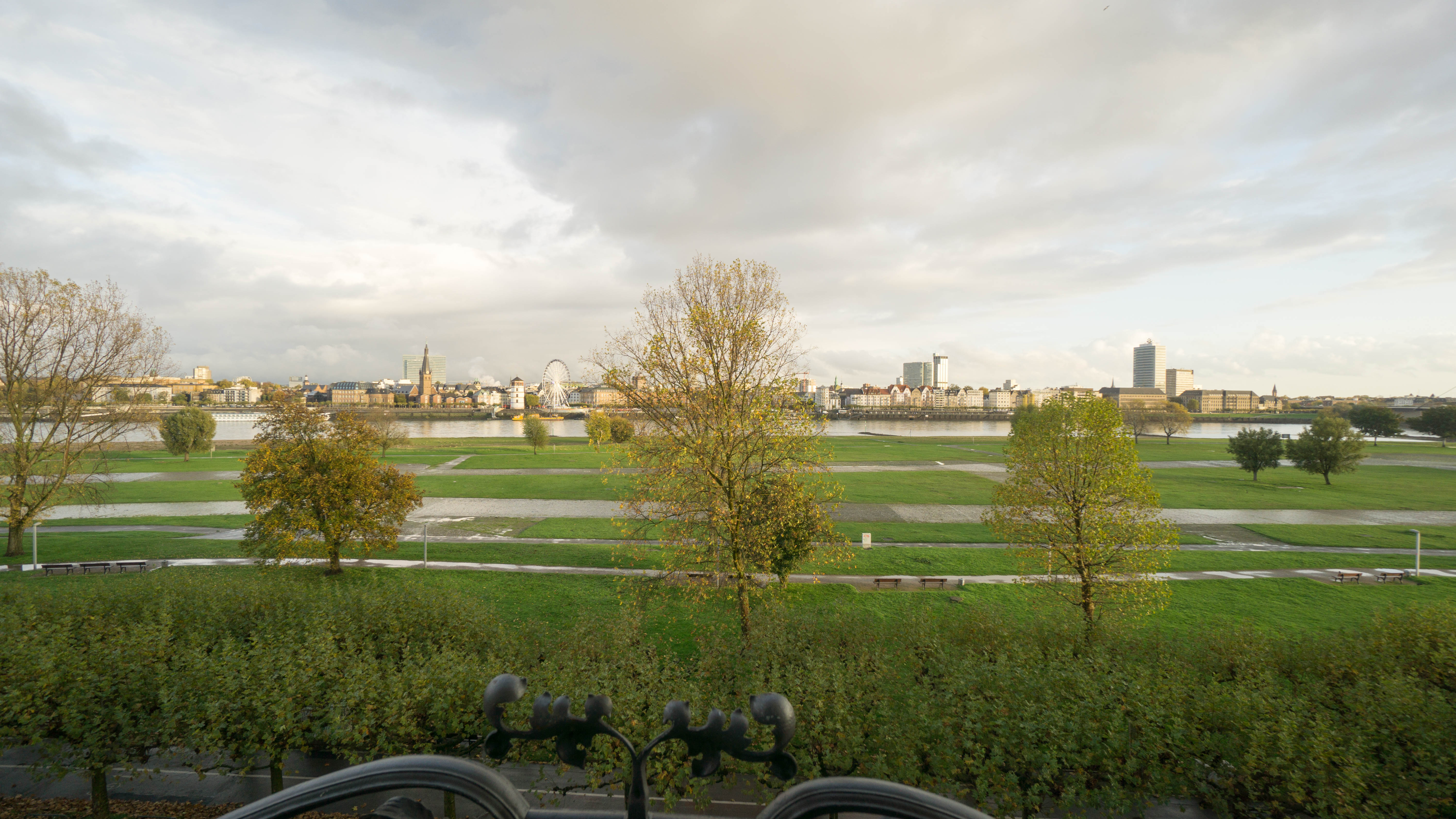 Traumblick auf Rhein und Altstadt: Denkmalgeschützte Eigentumswohnung in Toplage
