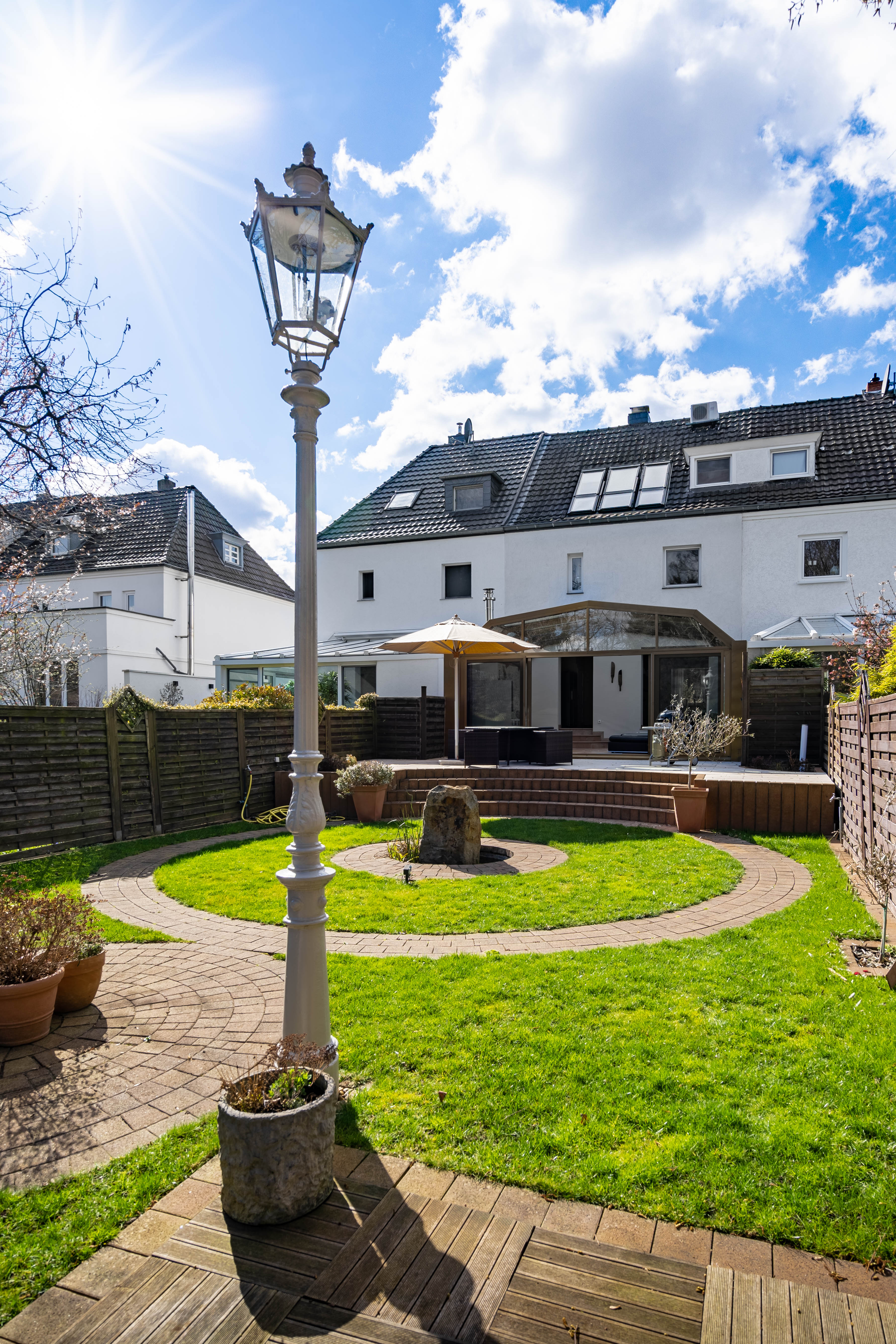 Top-gepflegtes Stadthaus mit wunderschönen Garten in gesuchter Wohnlage