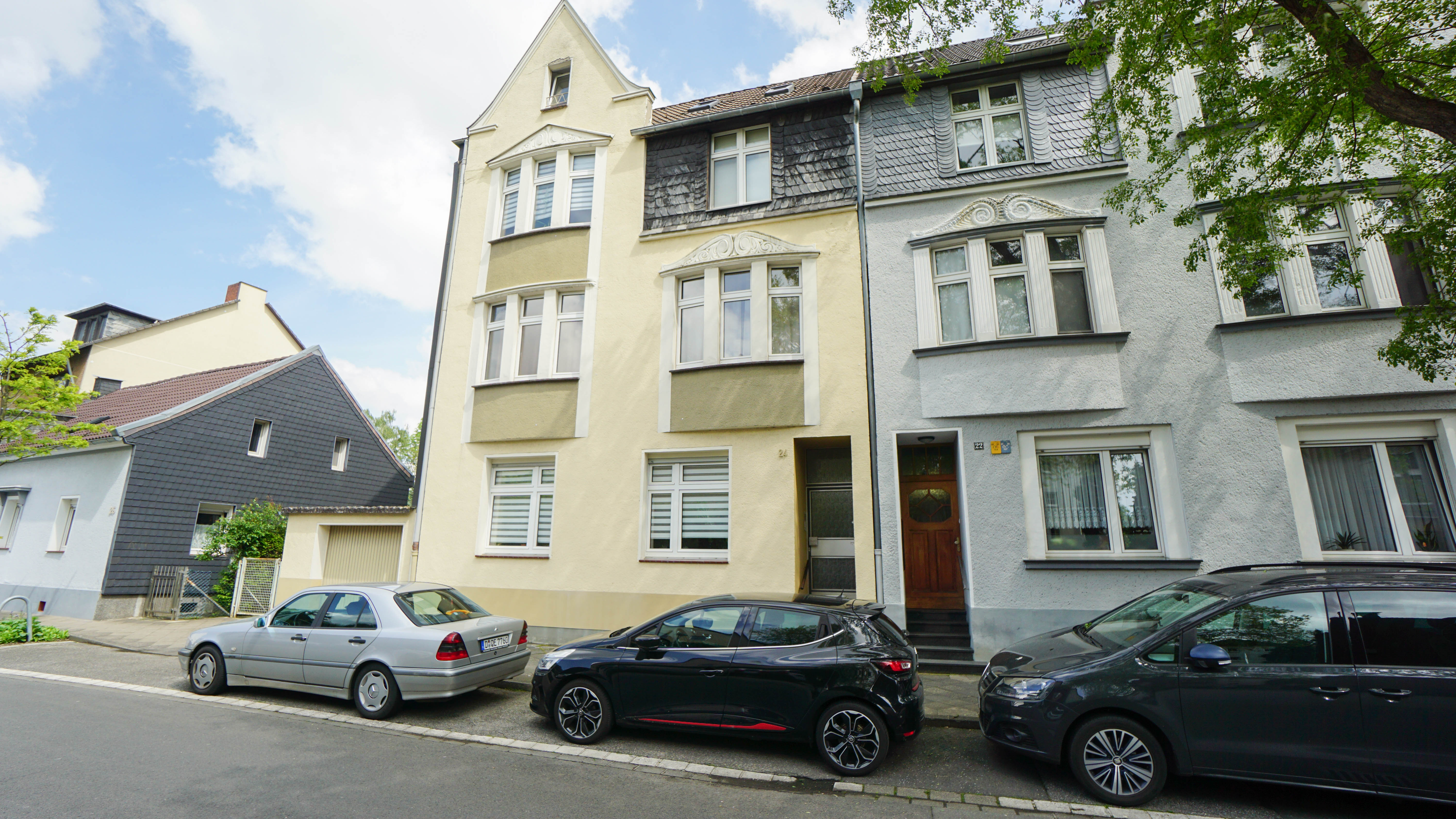 * RESERVIERT * vollvermietetes Mehrfamilienhaus: Stilaltbau mit Mietsteigerungspotenzial