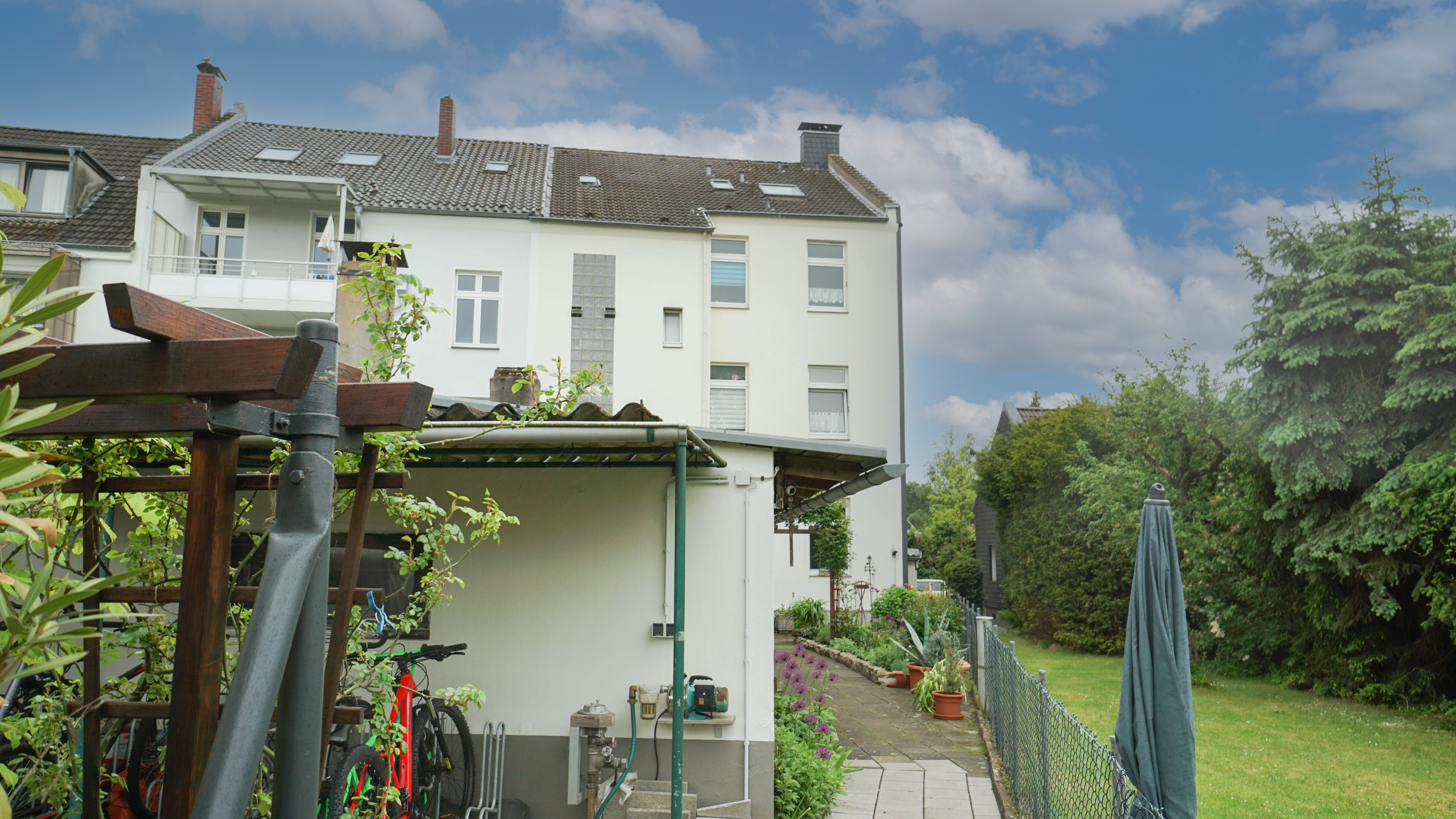* RESERVIERT * vollvermietetes Mehrfamilienhaus: Stilaltbau mit Mietsteigerungspotenzial
