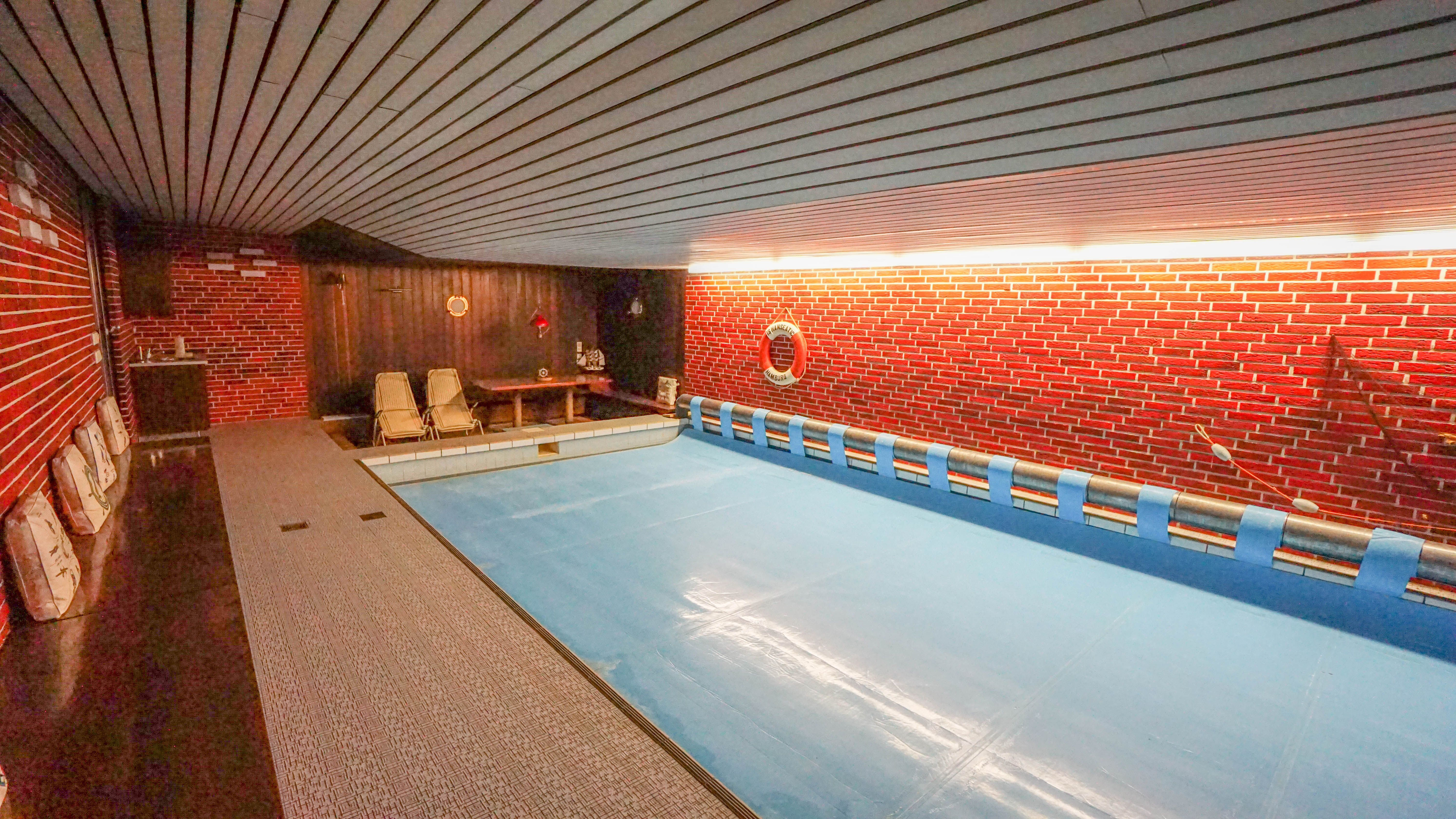 Freistehendes, großzügiges Einfamilienhaus mit Schwimmhalle und sehr schönem Grundstück